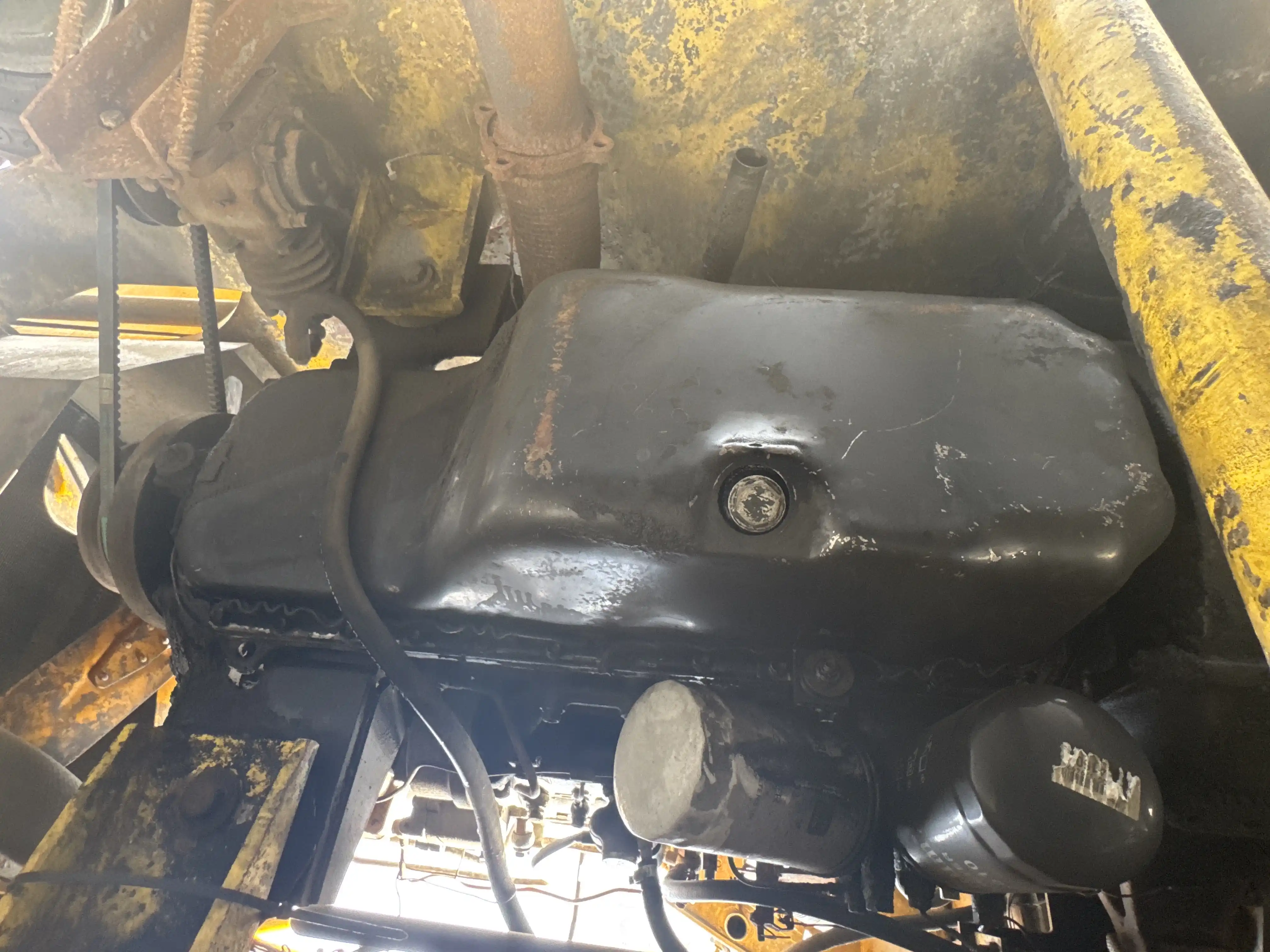 FLM-001-Komatsu-FD200Z-6-forklift-inspection-engine-engine-oil-leaks