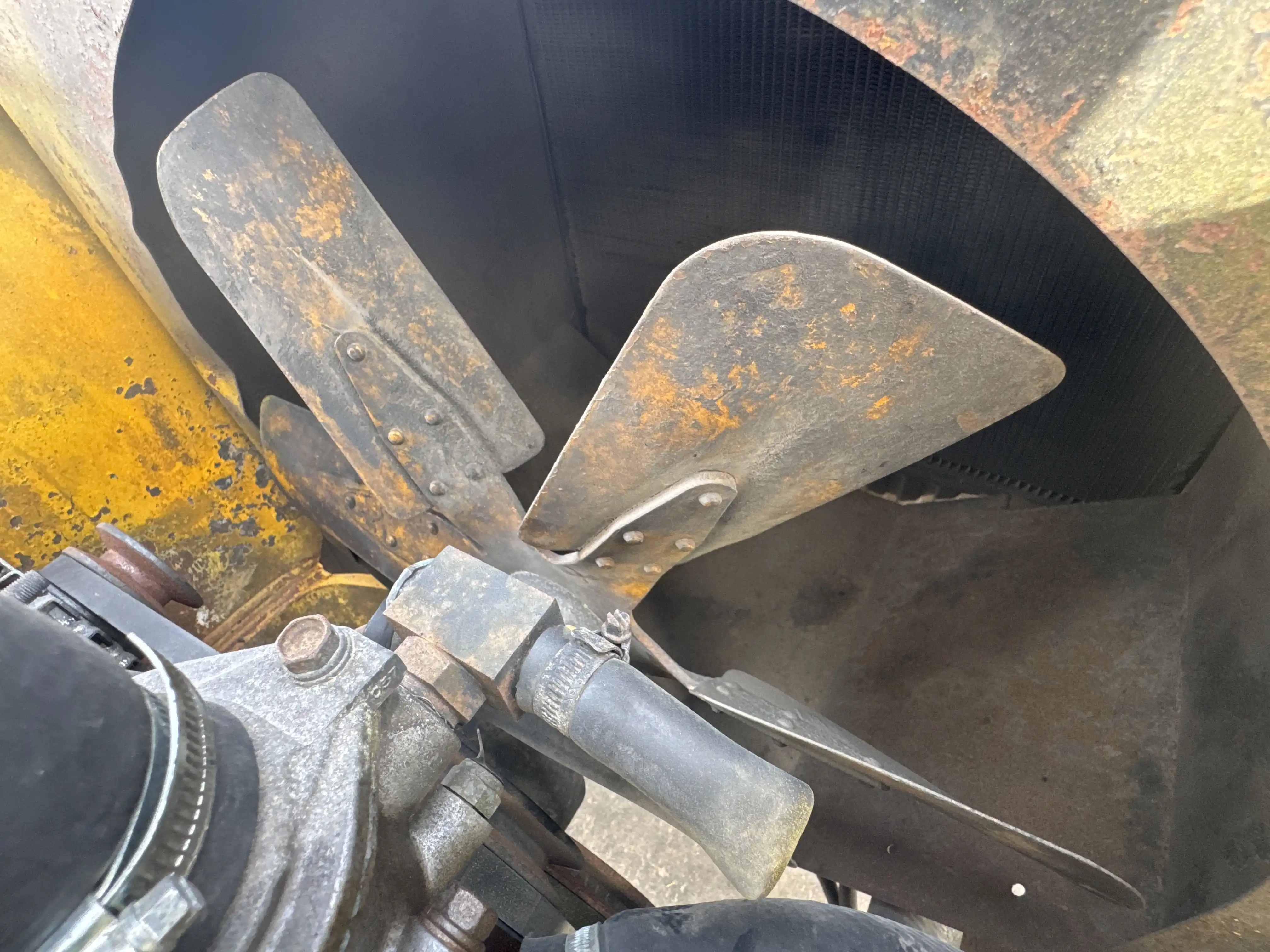 FLM-001-Komatsu-FD200Z-6-forklift-inspection-engine-cooling-fan-and-fan-guard