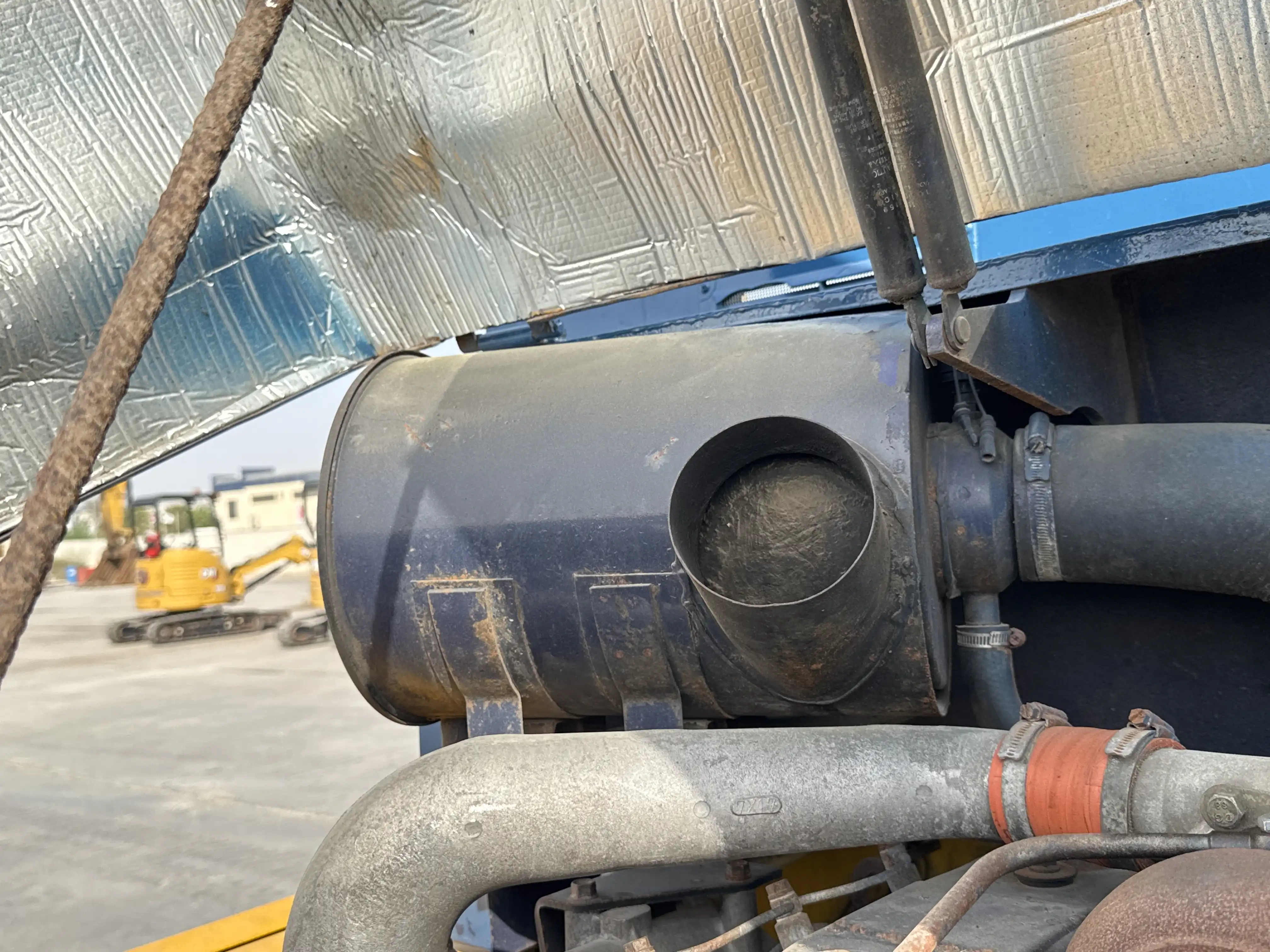 FLM-001-Komatsu-FD200Z-6-forklift-inspection-engine-air-intake-system