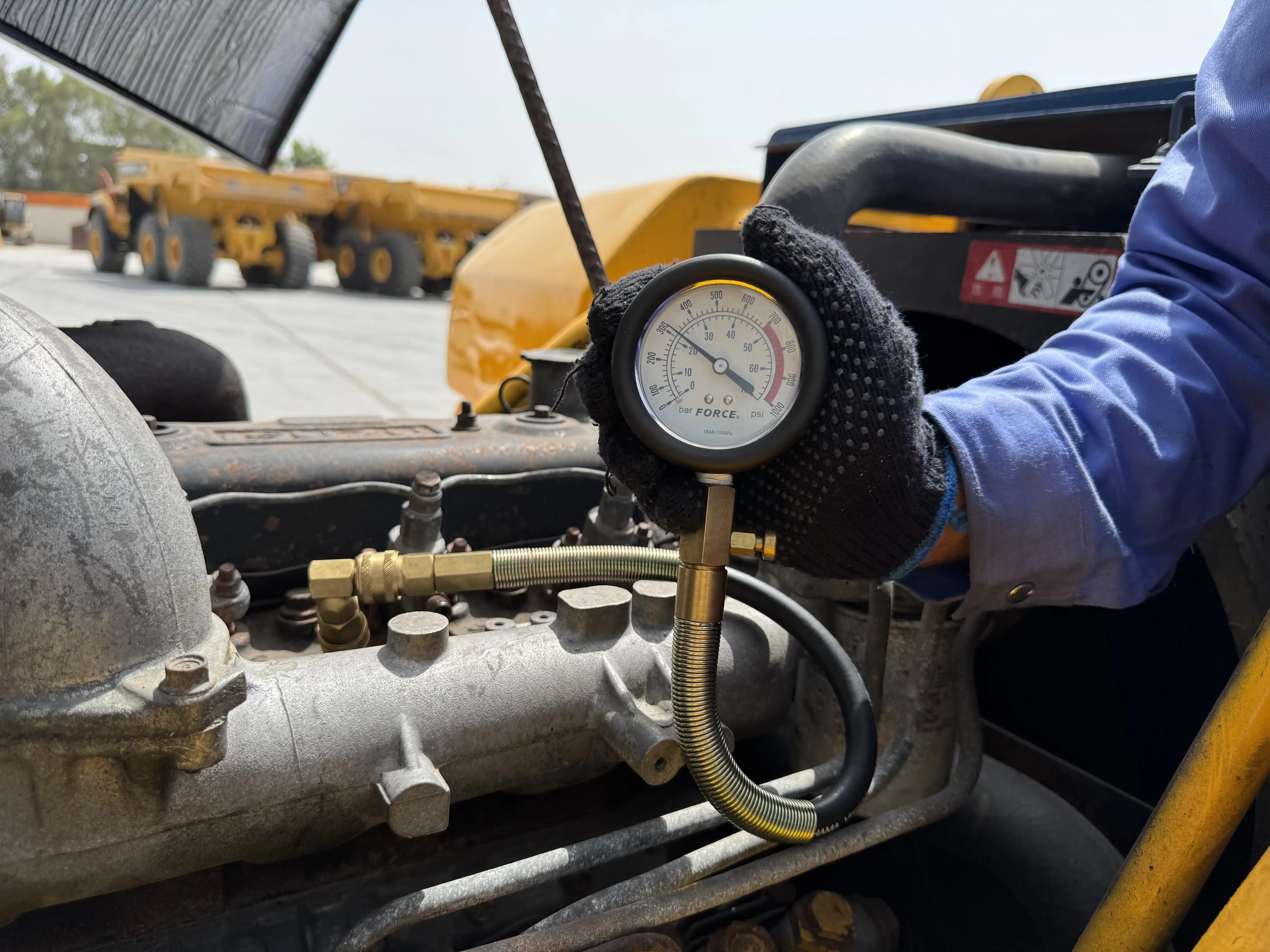 FLM-001-Komatsu-FD200Z-6-forklift-inspection-engine-cylinder-compression