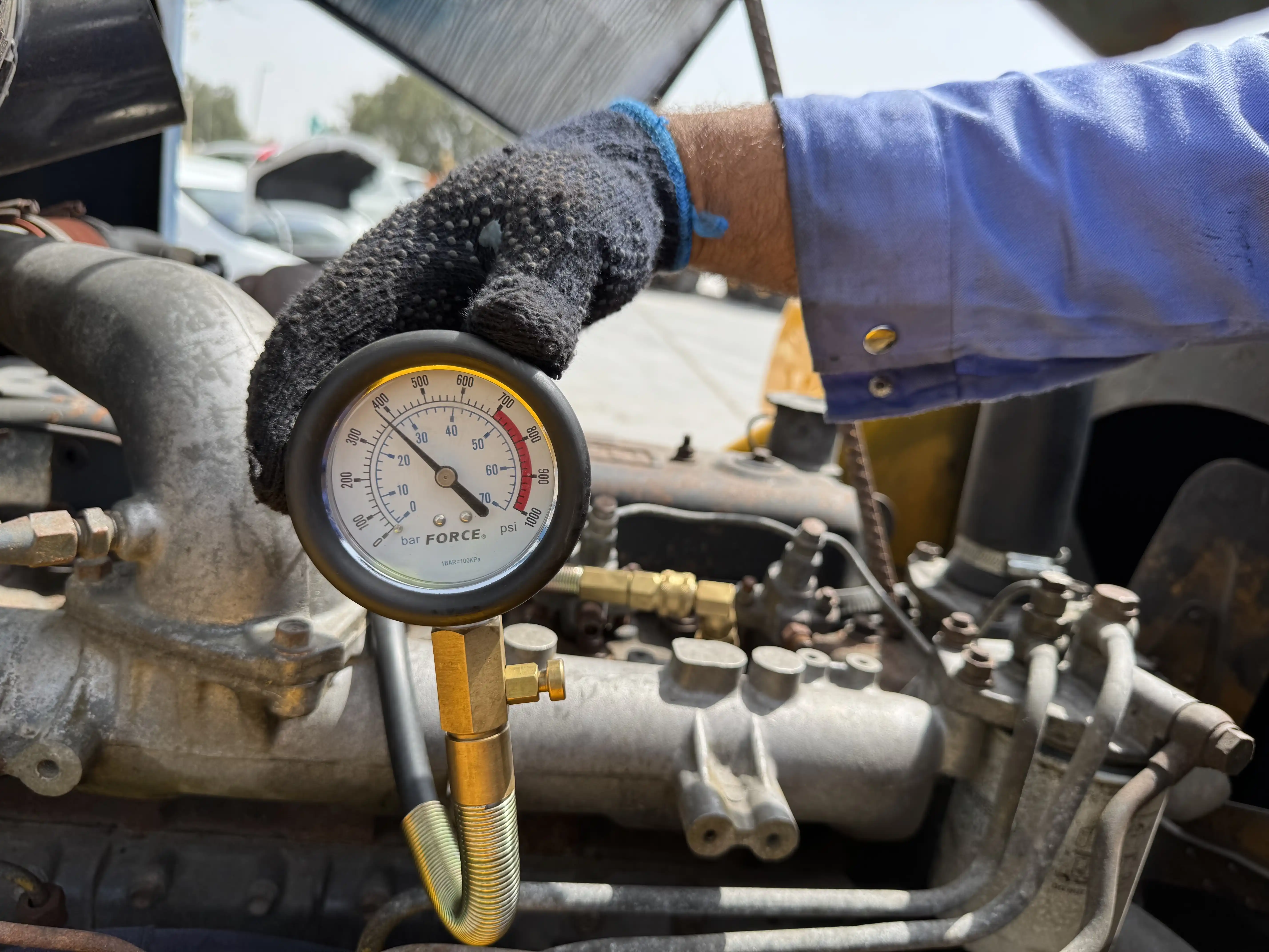 FLM-001-Komatsu-FD200Z-6-forklift-inspection-engine-cylinder-compression