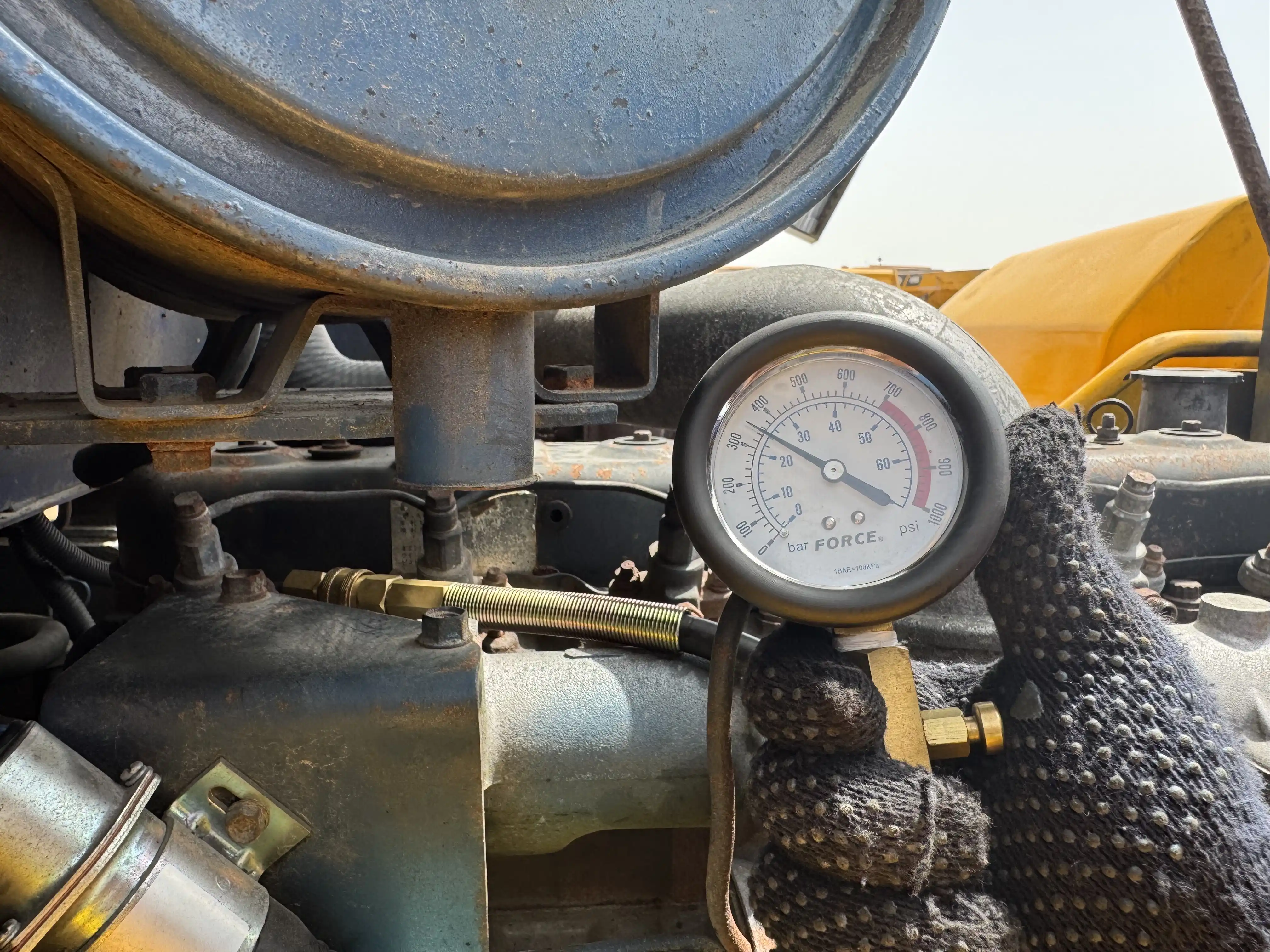 FLM-001-Komatsu-FD200Z-6-forklift-inspection-engine-cylinder-compression