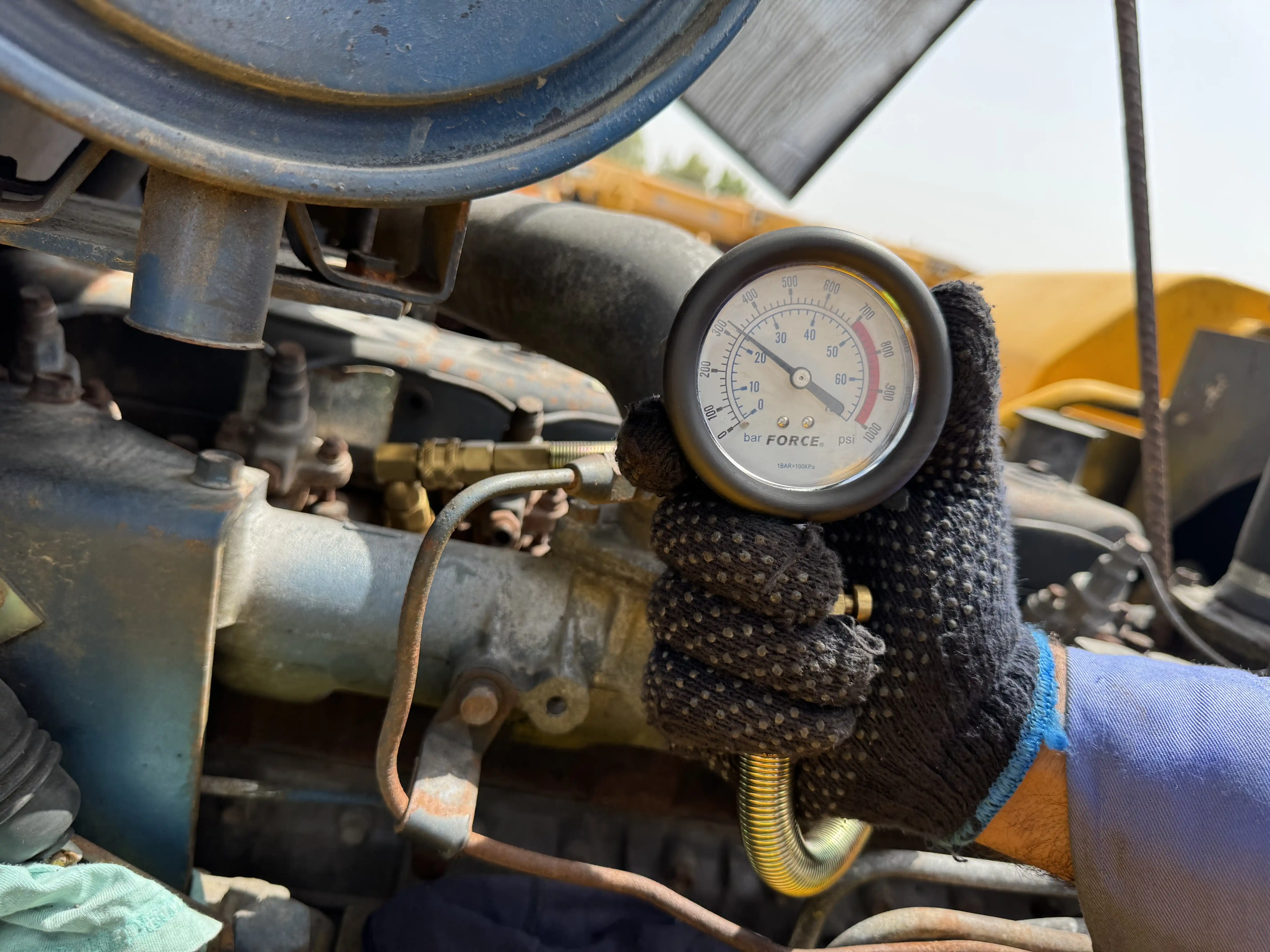 FLM-001-Komatsu-FD200Z-6-forklift-inspection-engine-cylinder-compression