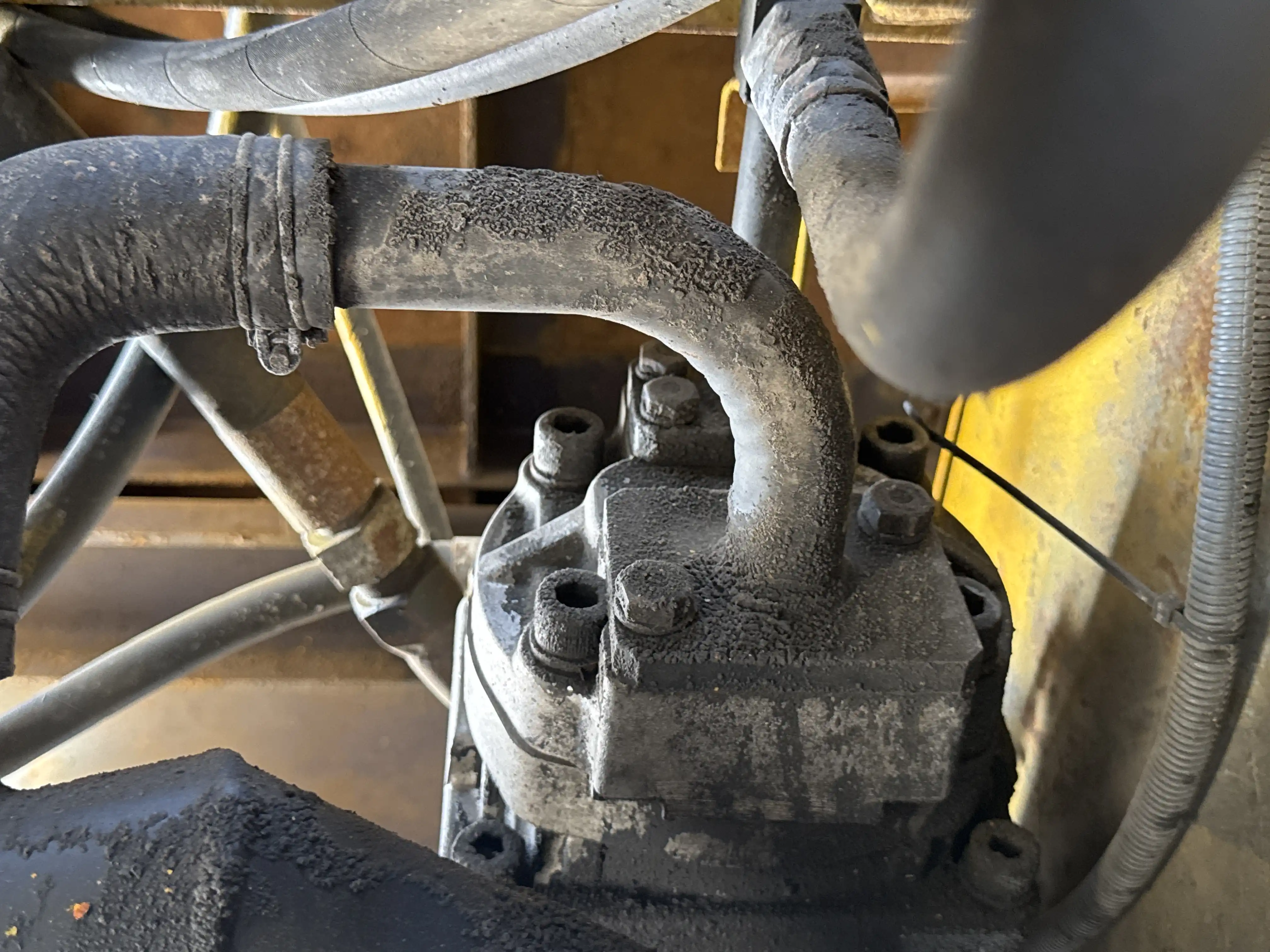 FLM-001-Komatsu-FD200Z-6-forklift-inspection-hydraulics-hydraulic-pump