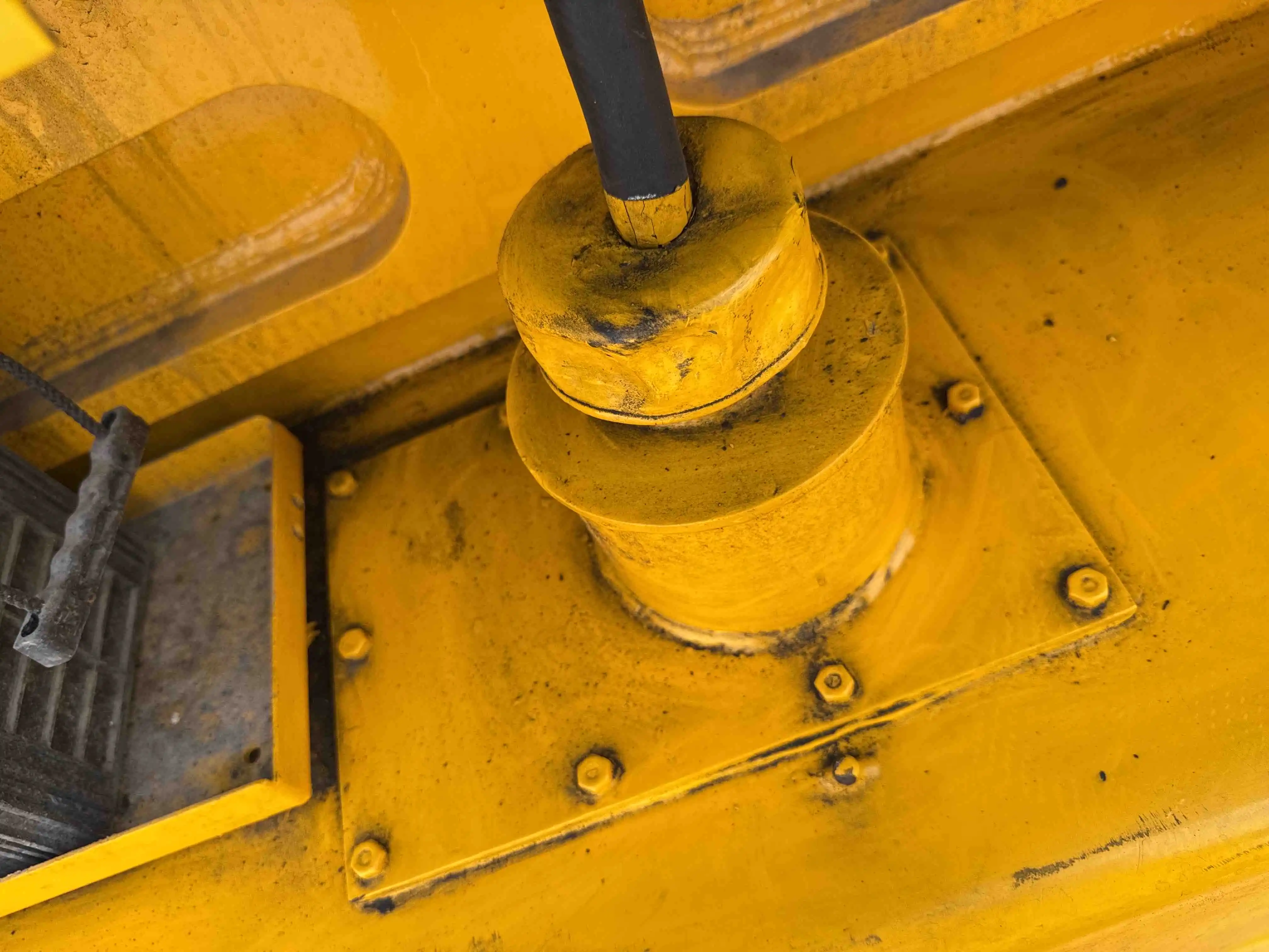 FLM-001-Komatsu-FD200Z-6-forklift-inspection-hydraulics-hydraulic-tank