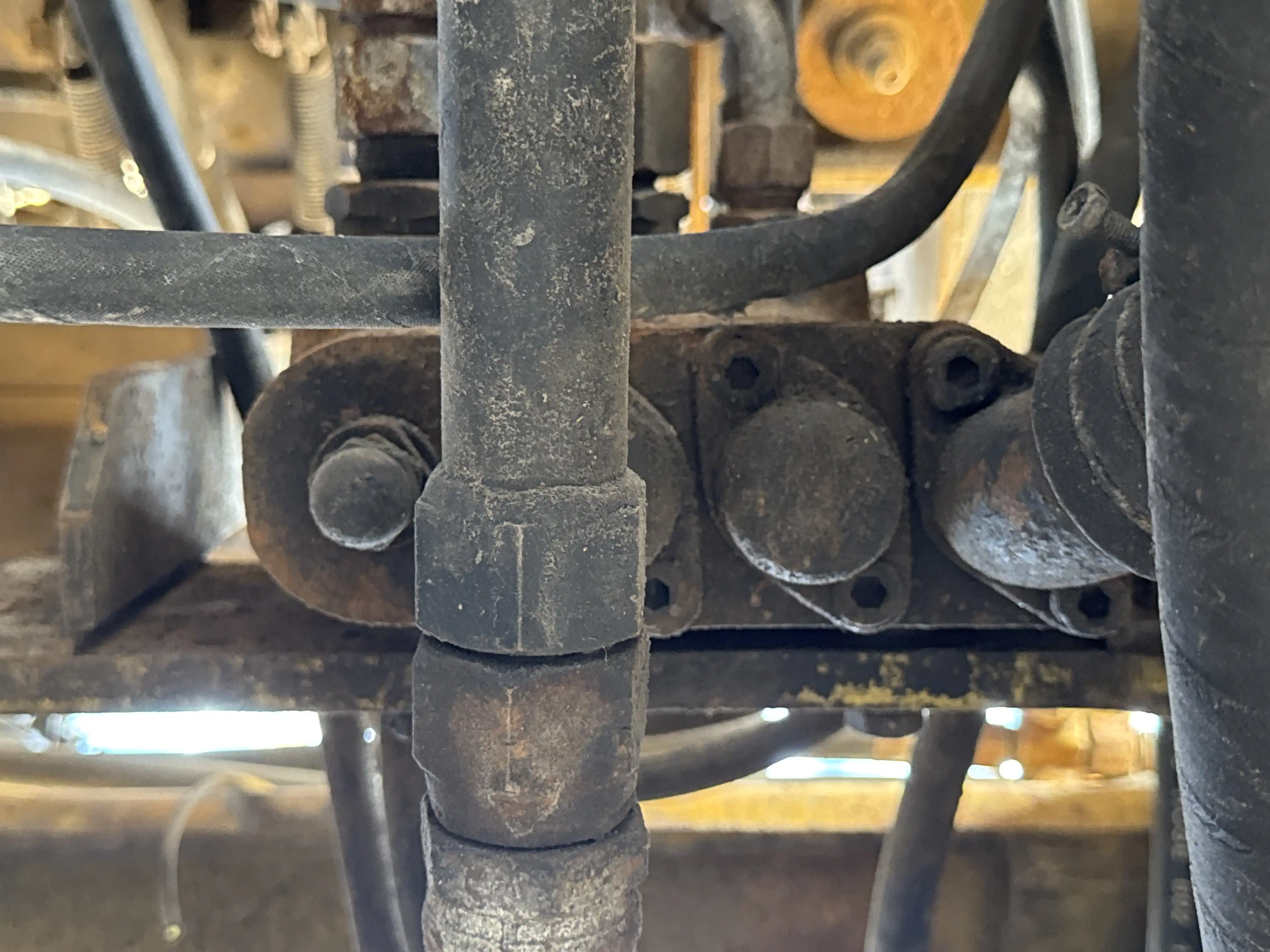 FLM-001-Komatsu-FD200Z-6-forklift-inspection-hydraulics-main-control-valve-MCV