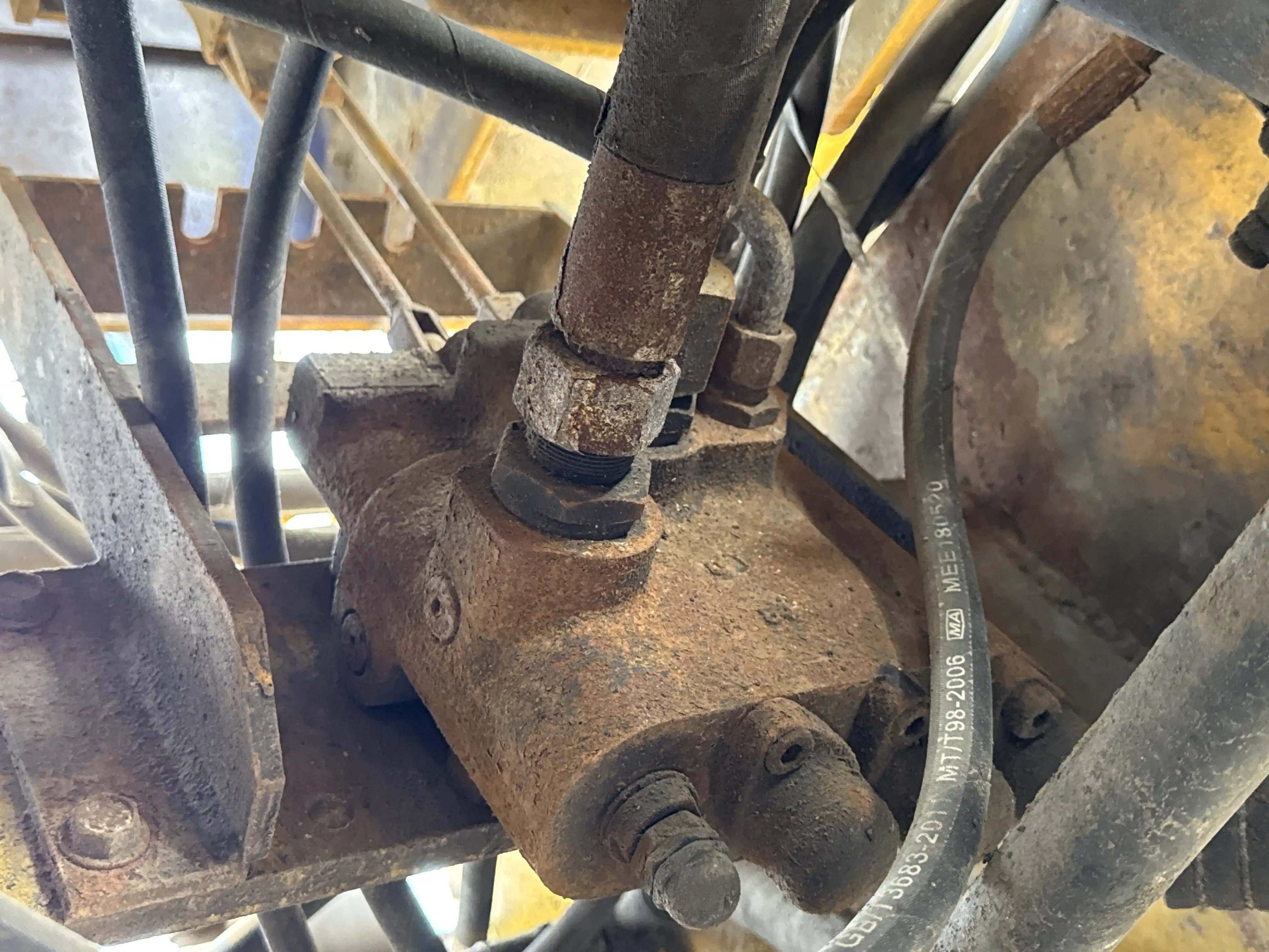 FLM-001-Komatsu-FD200Z-6-forklift-inspection-hydraulics-main-control-valve-MCV