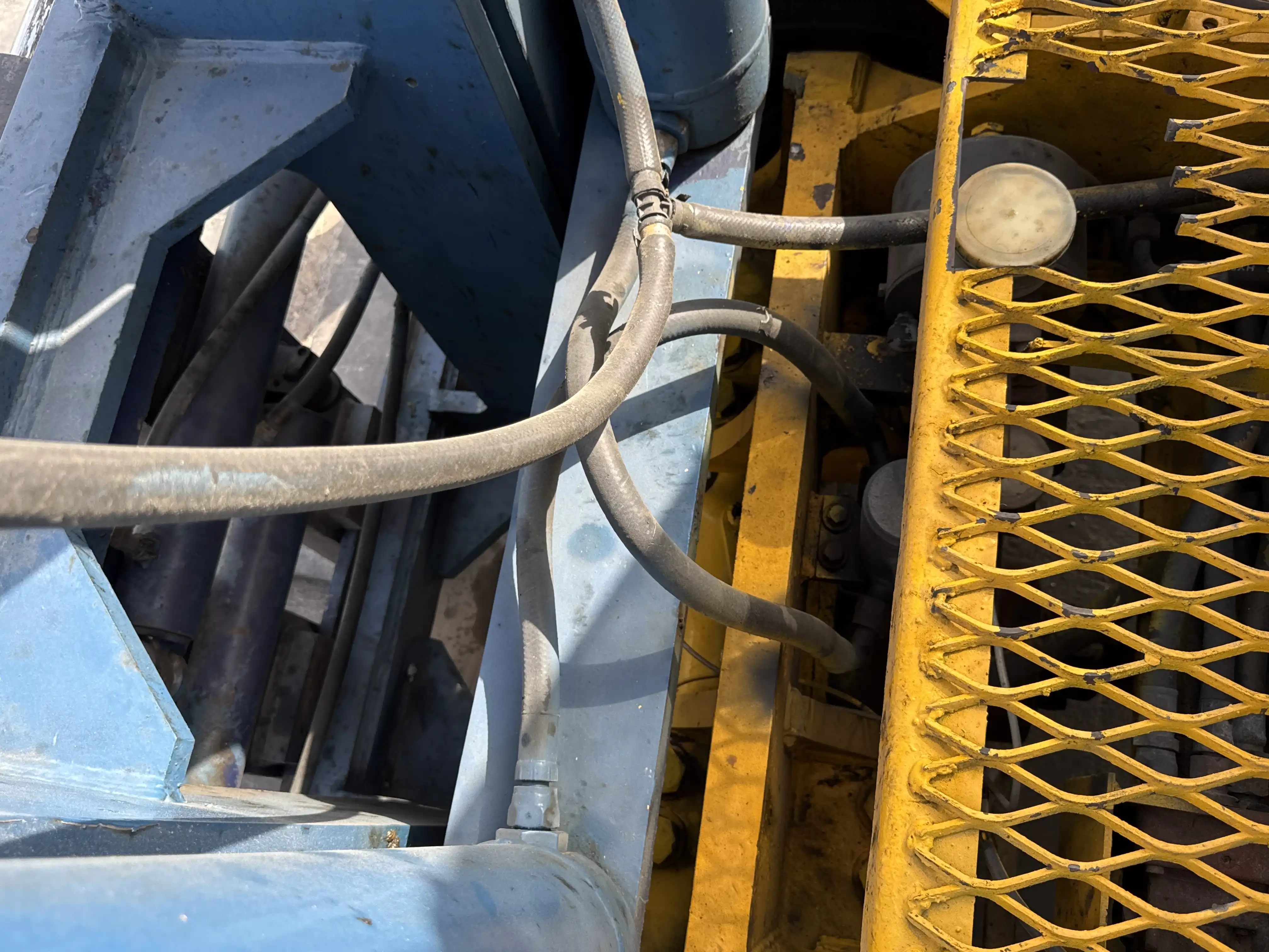 FLM-001-Komatsu-FD200Z-6-forklift-inspection-hydraulics-hydraulic-hoses-and-lines