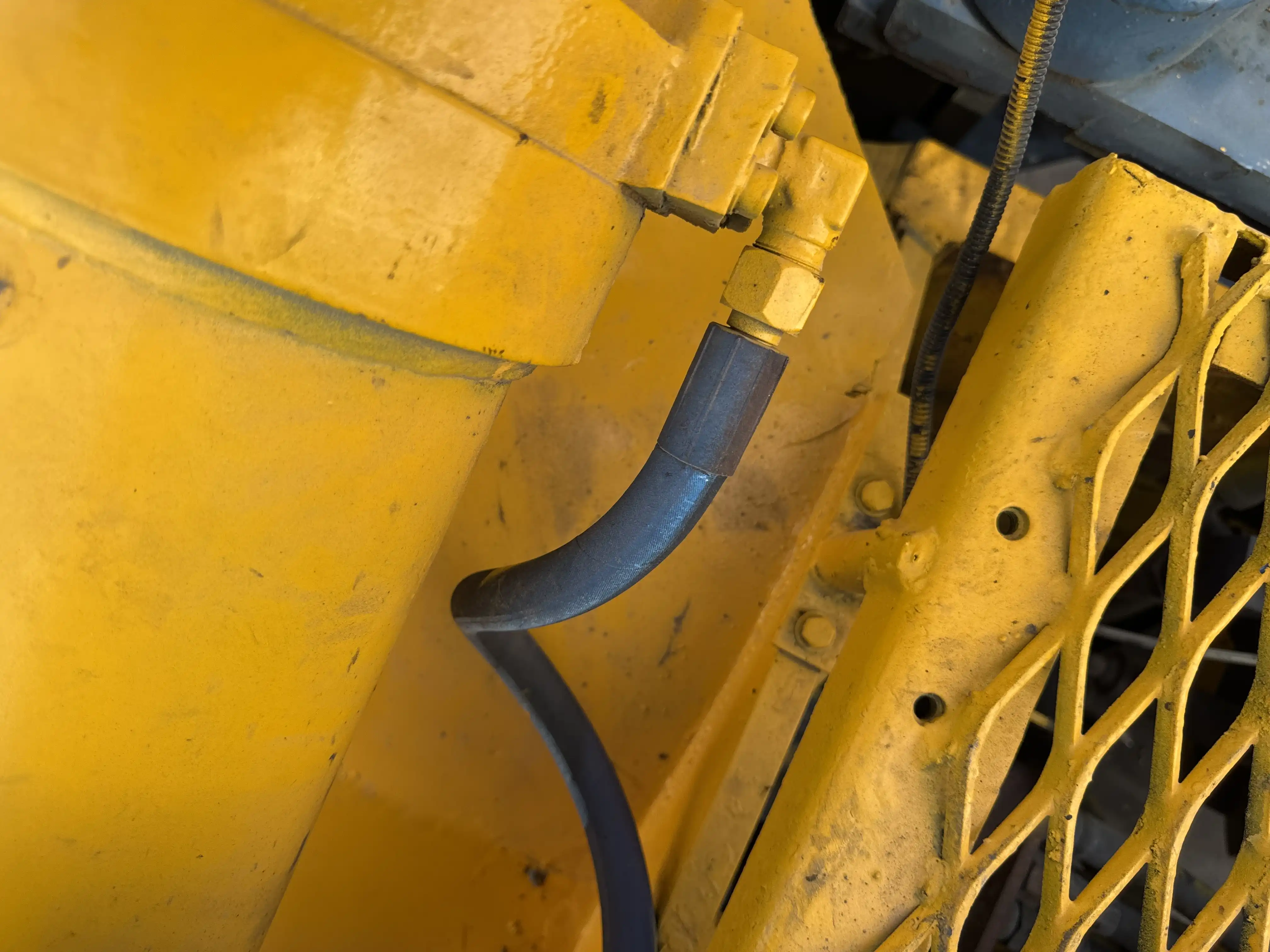 FLM-001-Komatsu-FD200Z-6-forklift-inspection-hydraulics-hydraulic-hoses-and-lines