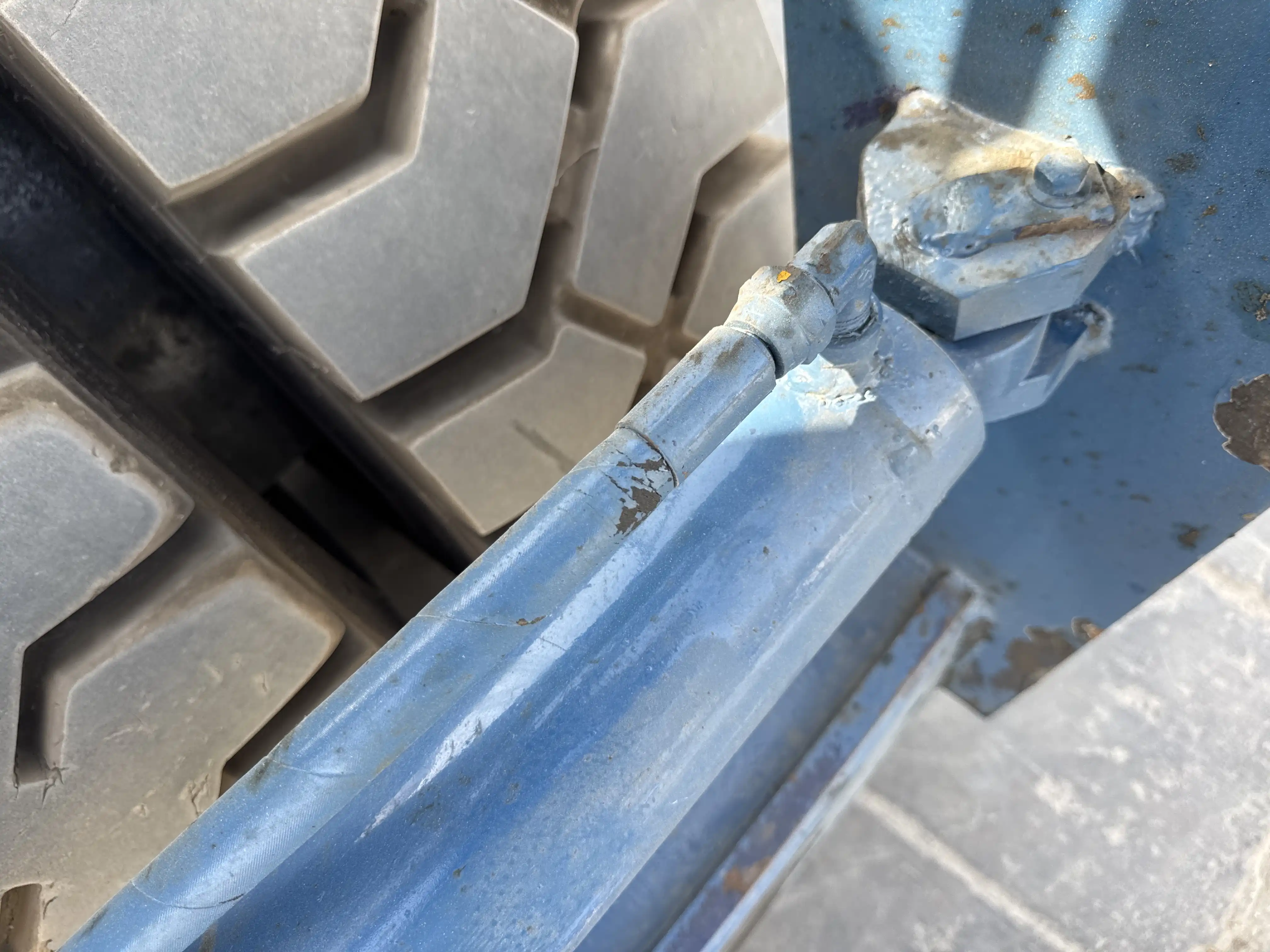 FLM-001-Komatsu-FD200Z-6-forklift-inspection-hydraulics-hydraulic-hoses-and-lines