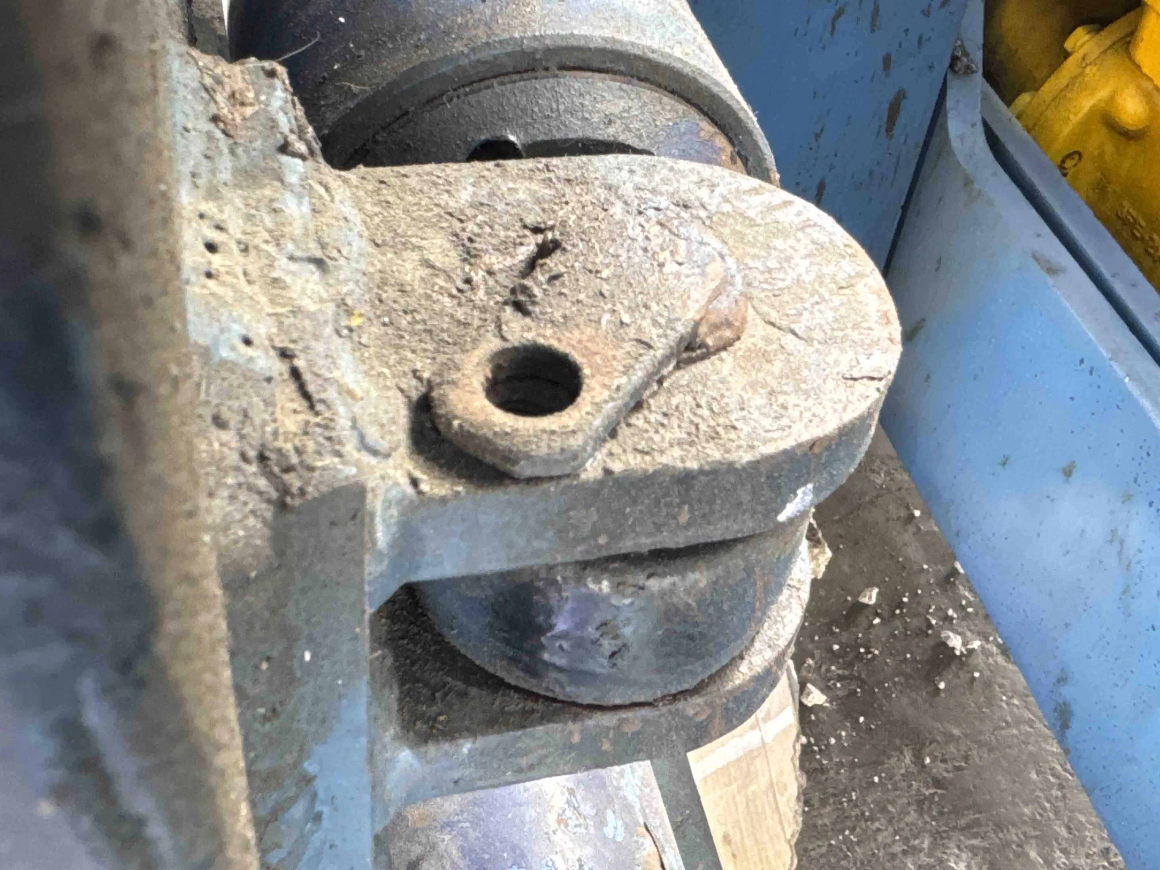 FLM-001-Komatsu-FD200Z-6-forklift-inspection-hydraulics-hydraulic-pins-locks