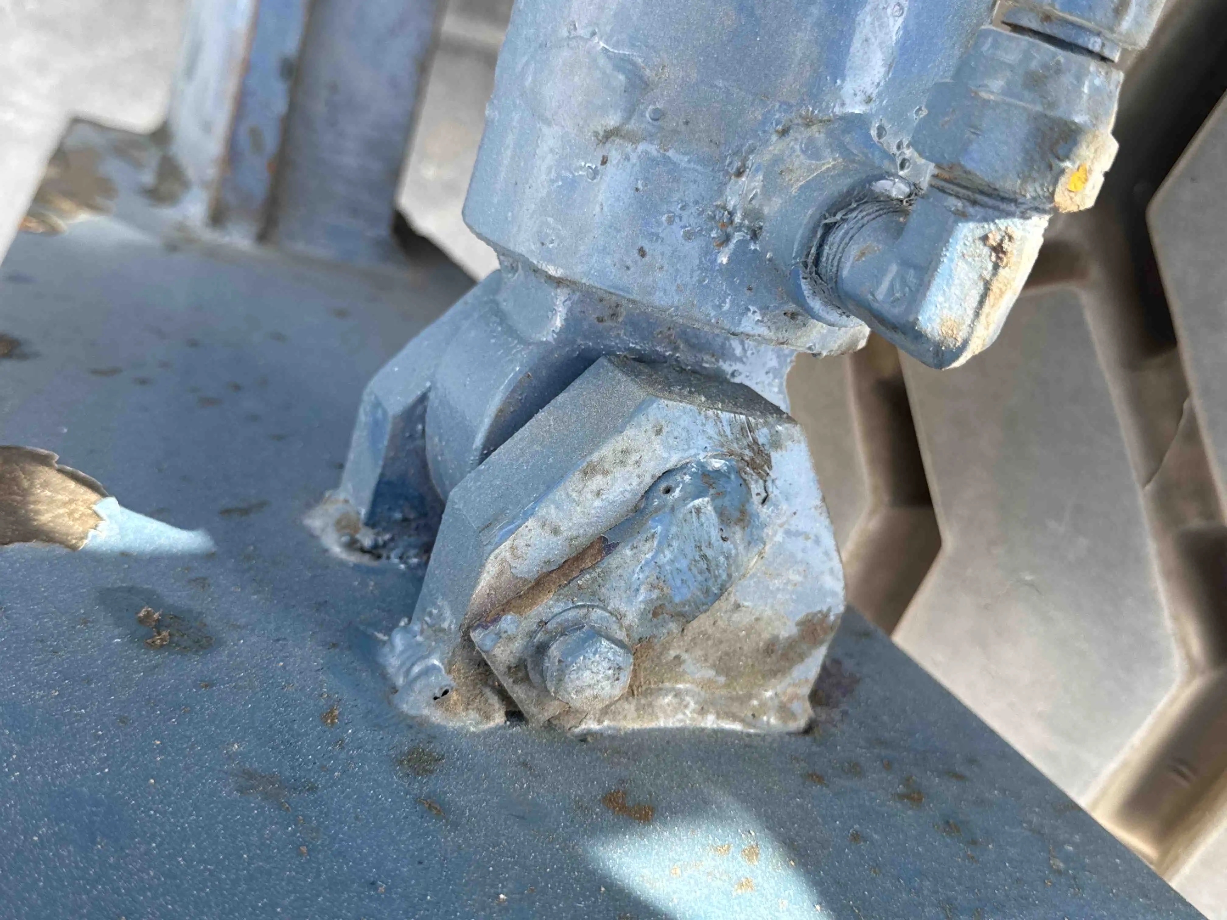FLM-001-Komatsu-FD200Z-6-forklift-inspection-hydraulics-hydraulic-pins-locks