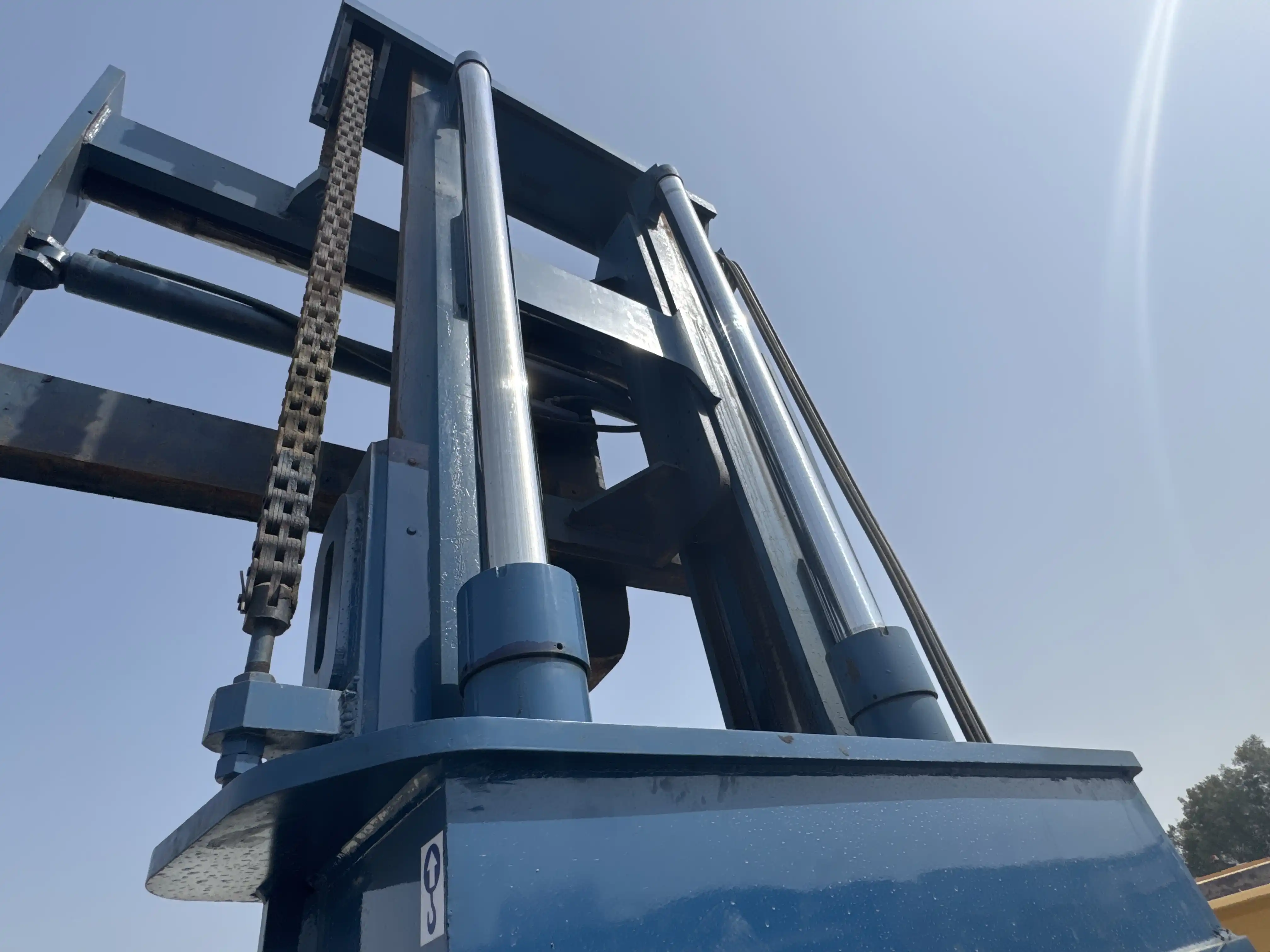 FLM-001-Komatsu-FD200Z-6-forklift-inspection-hydraulics-lift-cylinders