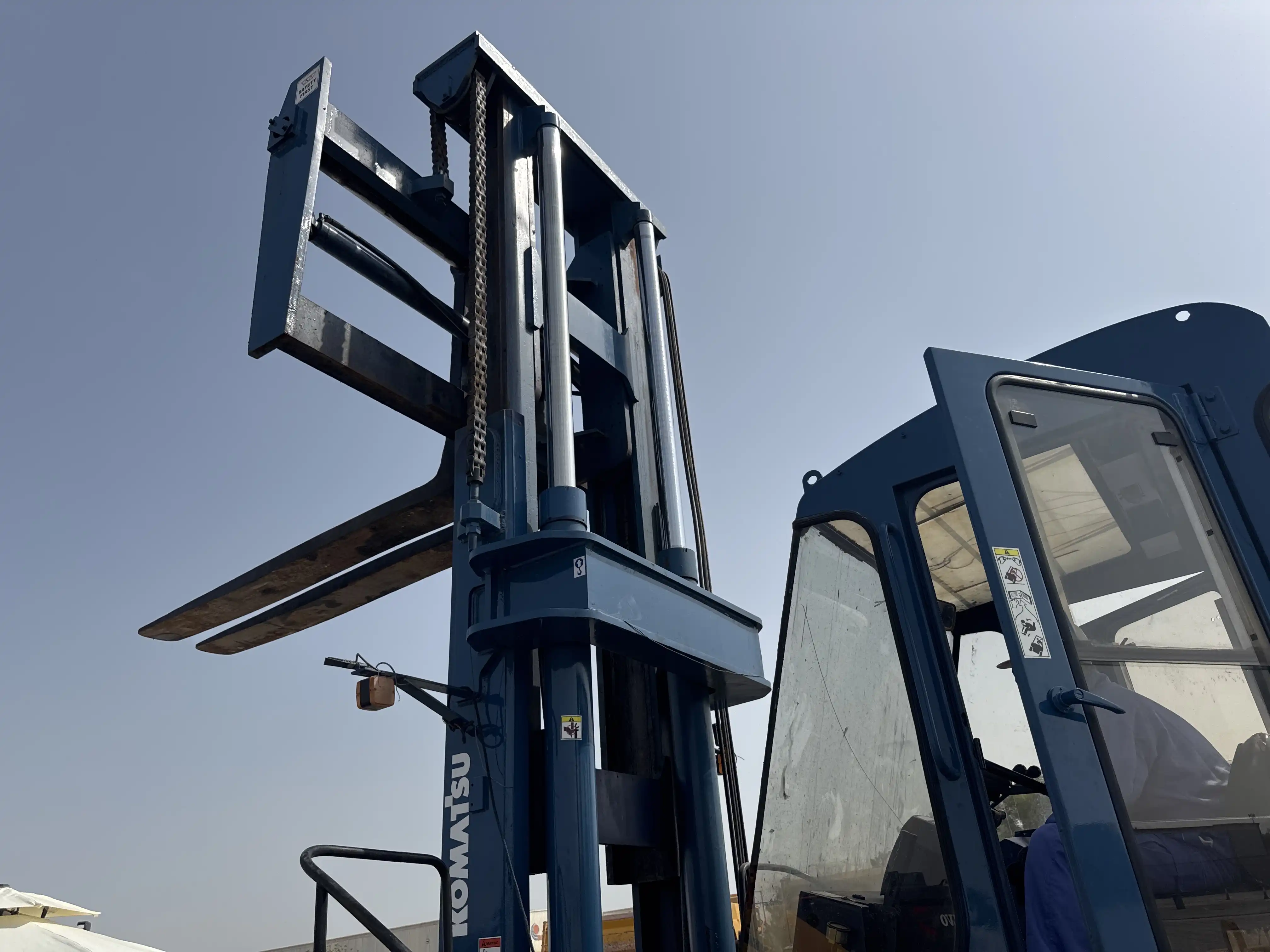 FLM-001-Komatsu-FD200Z-6-forklift-inspection-hydraulics-lift-cylinders