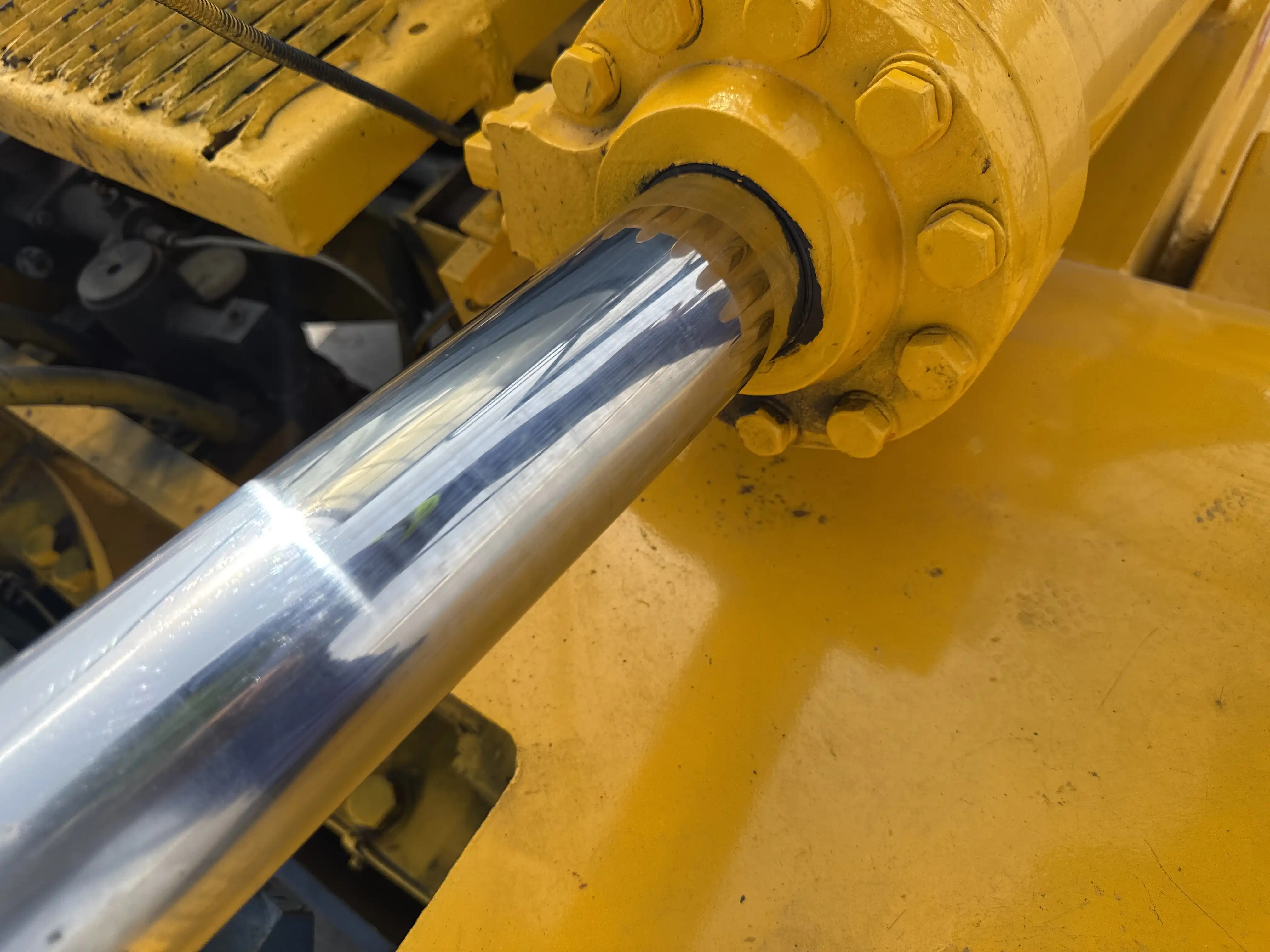 FLM-001-Komatsu-FD200Z-6-forklift-inspection-hydraulics-tilt-cylinders