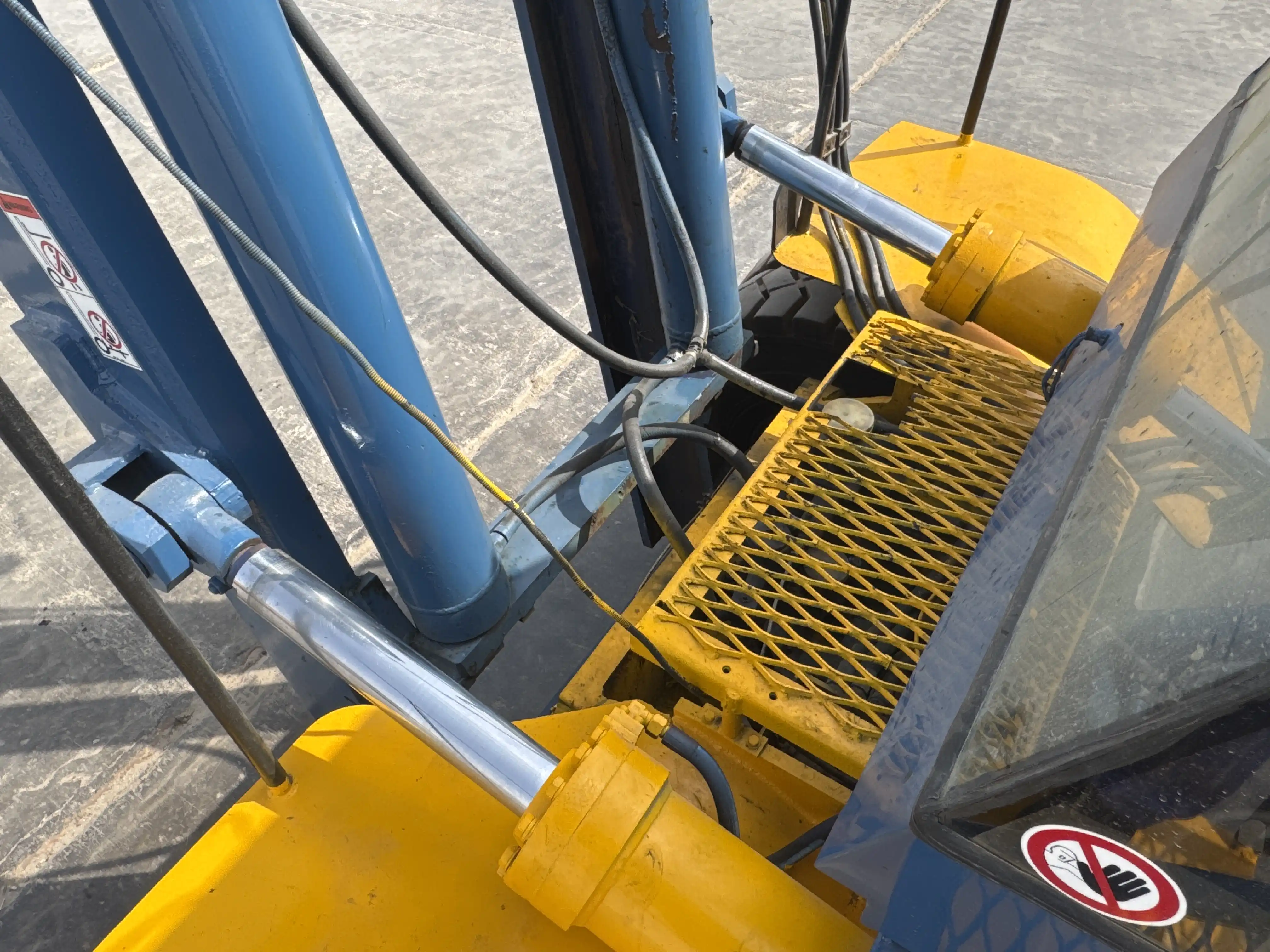 FLM-001-Komatsu-FD200Z-6-forklift-inspection-hydraulics-tilt-cylinders