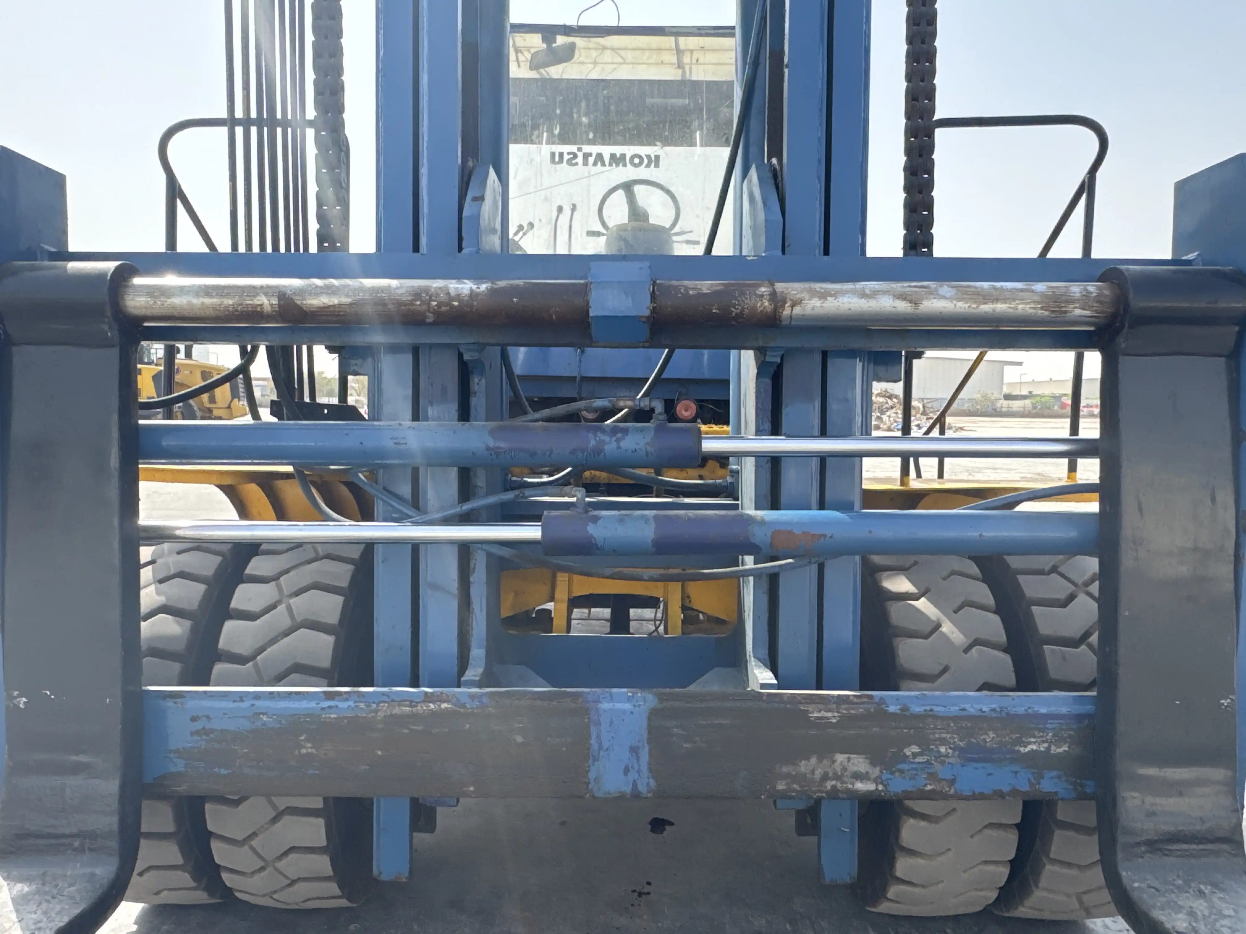 FLM-001-Komatsu-FD200Z-6-forklift-inspection-hydraulics-Fork-positioner-cylinders