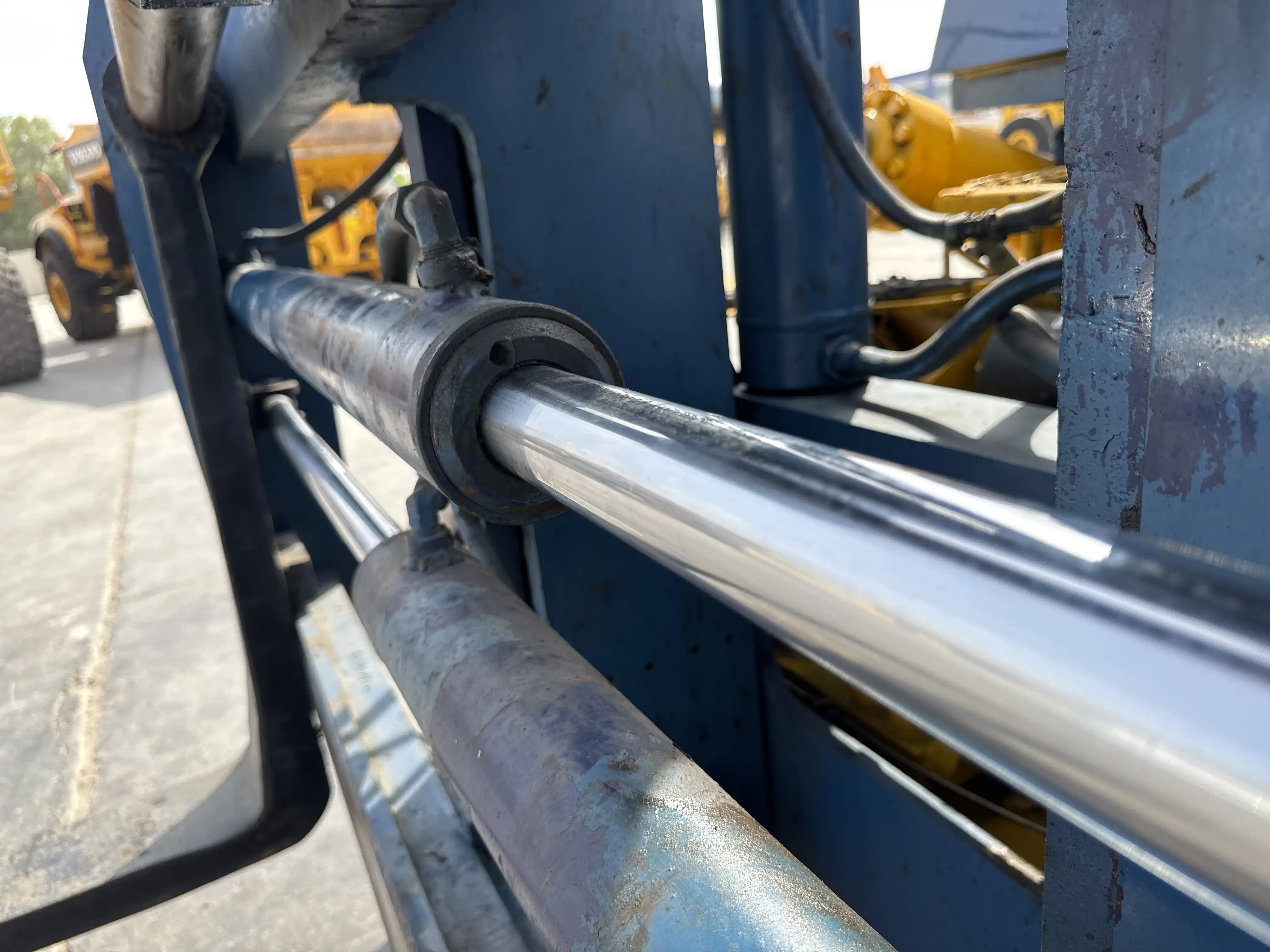 FLM-001-Komatsu-FD200Z-6-forklift-inspection-hydraulics-Fork-positioner-cylinders