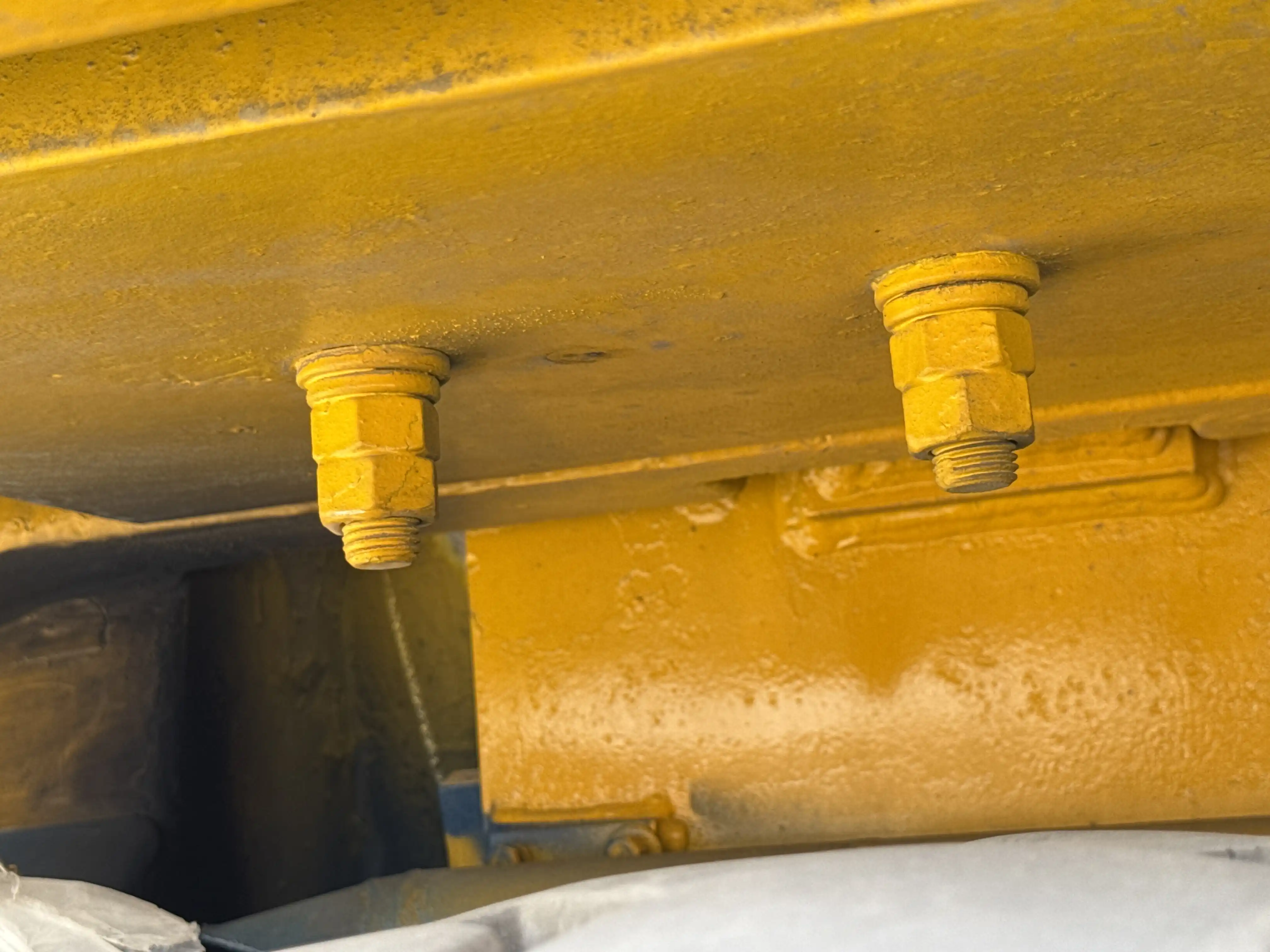 FLM-001-Komatsu-FD200Z-6-forklift-inspection-safety-counter-weight-bolts