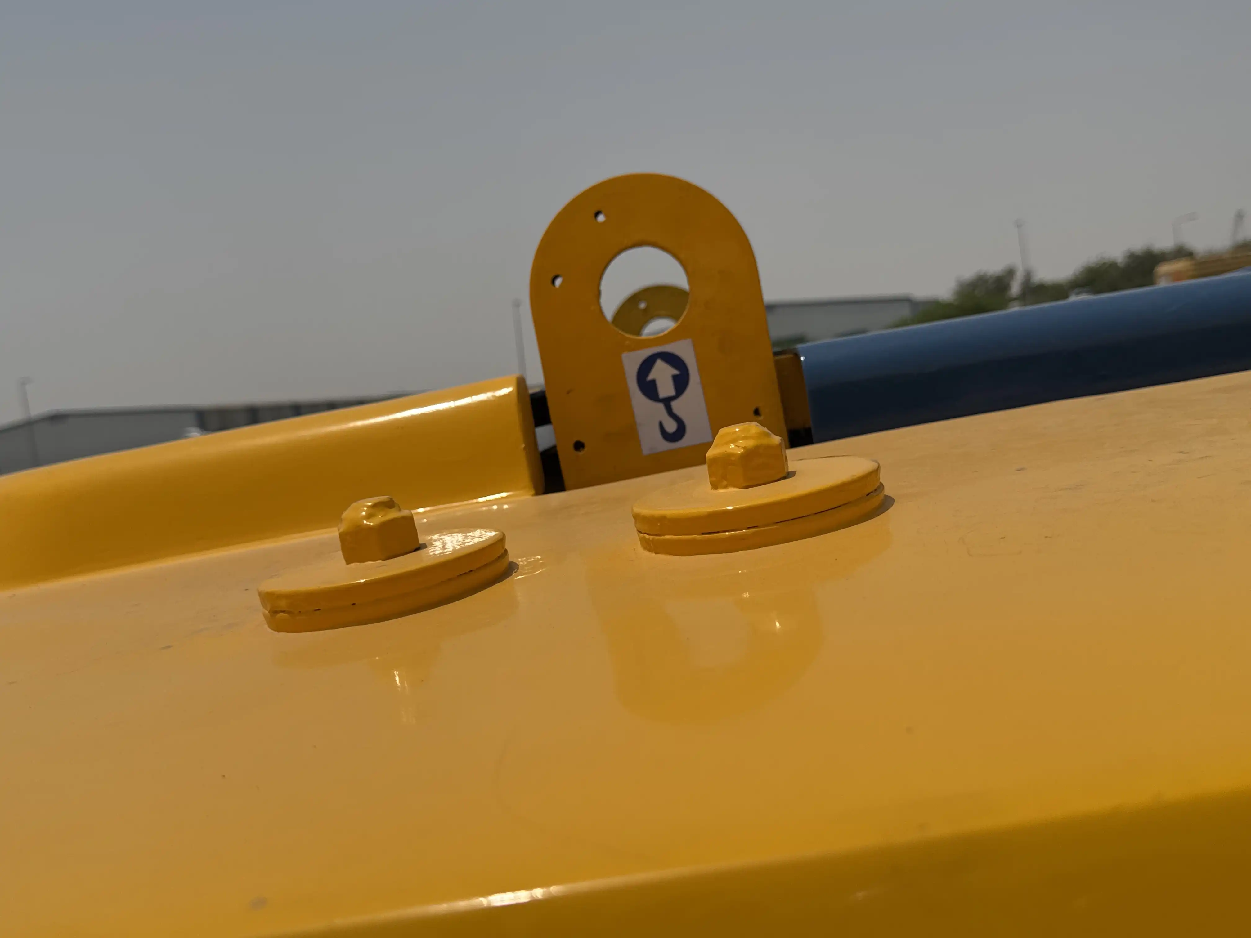 FLM-001-Komatsu-FD200Z-6-forklift-inspection-safety-counter-weight-bolts