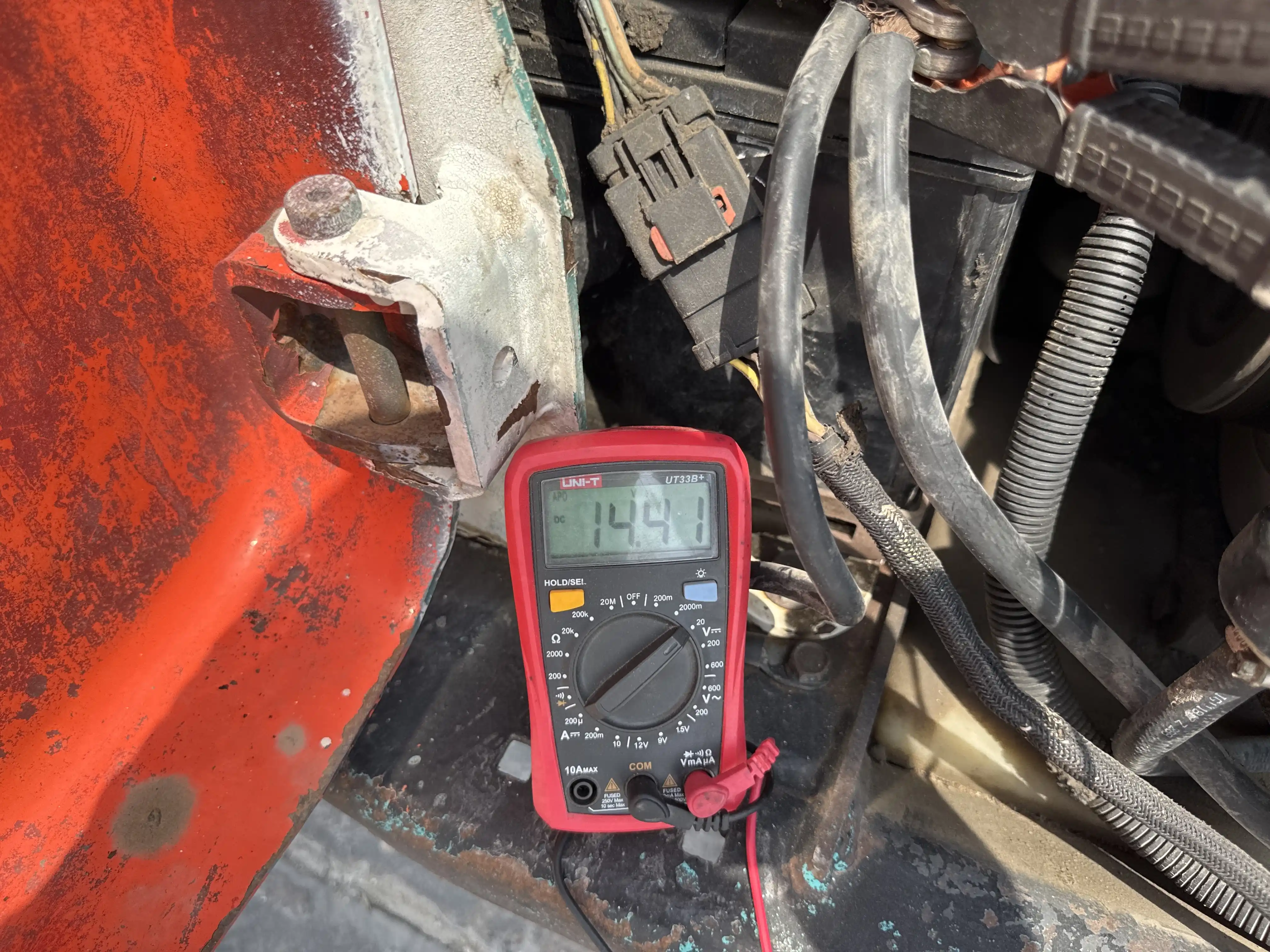 SSL-010-Bobcat-S450-skid-steer-loader-inspection-electronics-battery