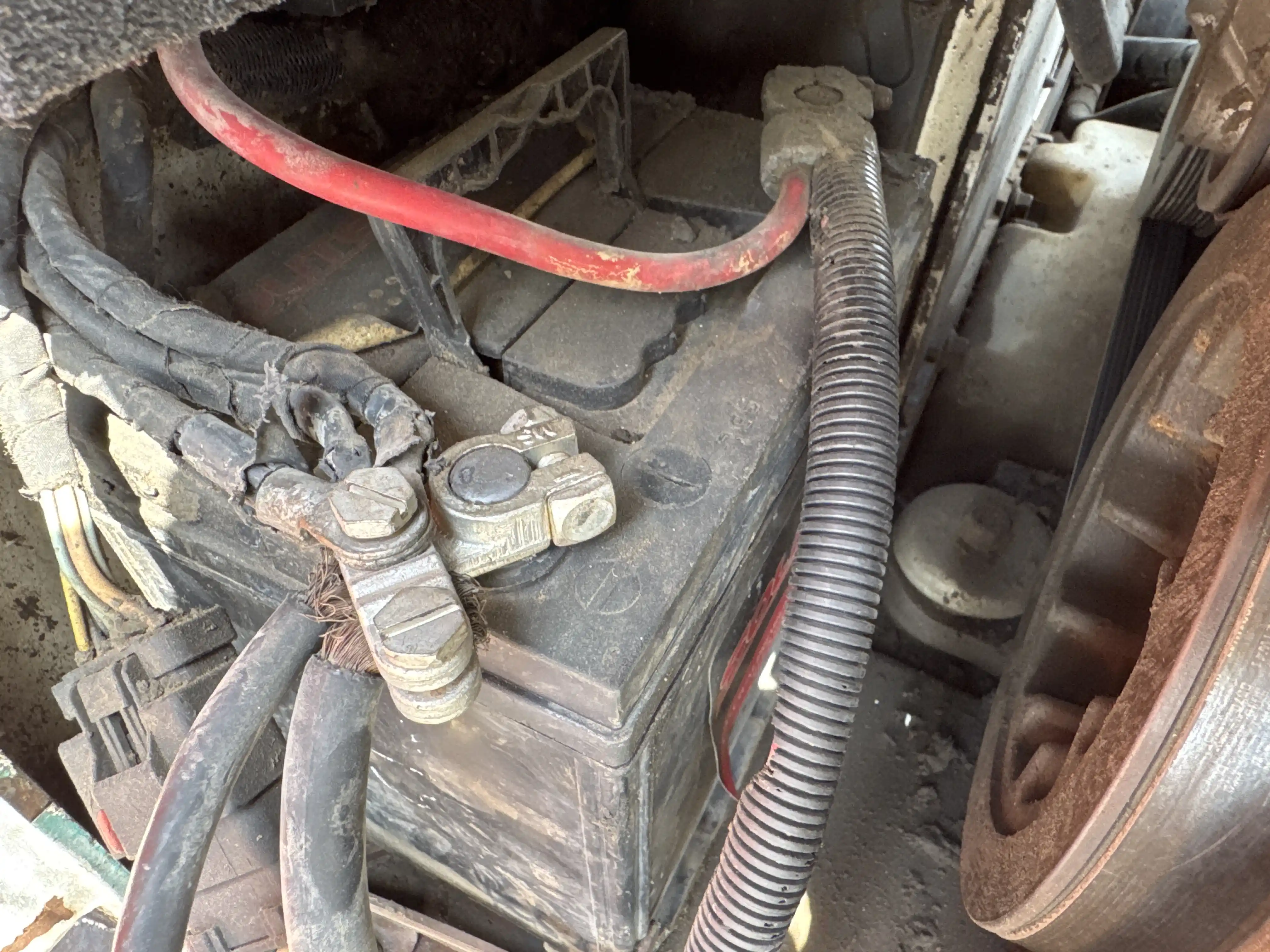 SSL-010-Bobcat-S450-skid-steer-loader-inspection-electronics-battery