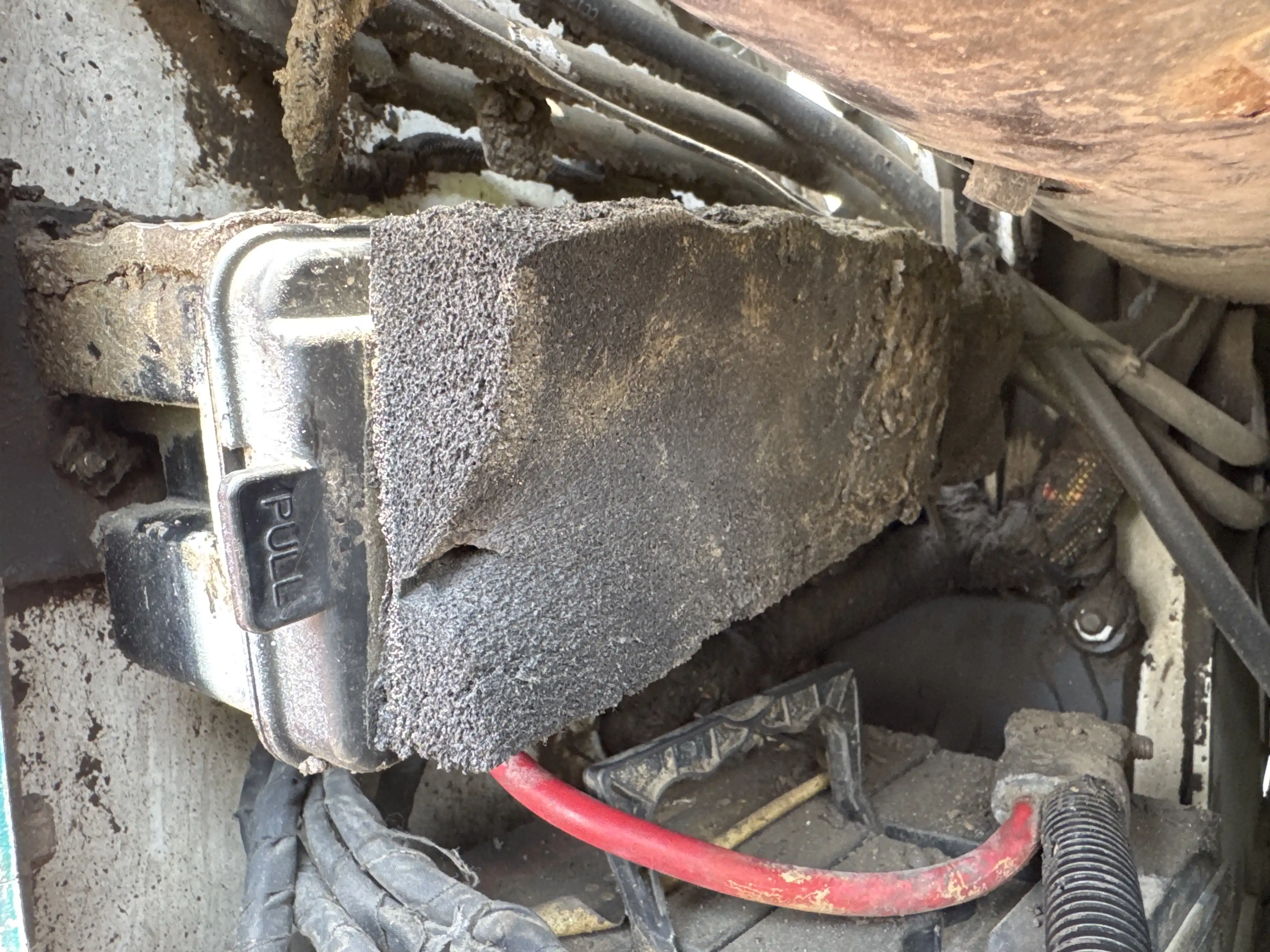 SSL-010-Bobcat-S450-skid-steer-loader-inspection-electronics-fuse-box