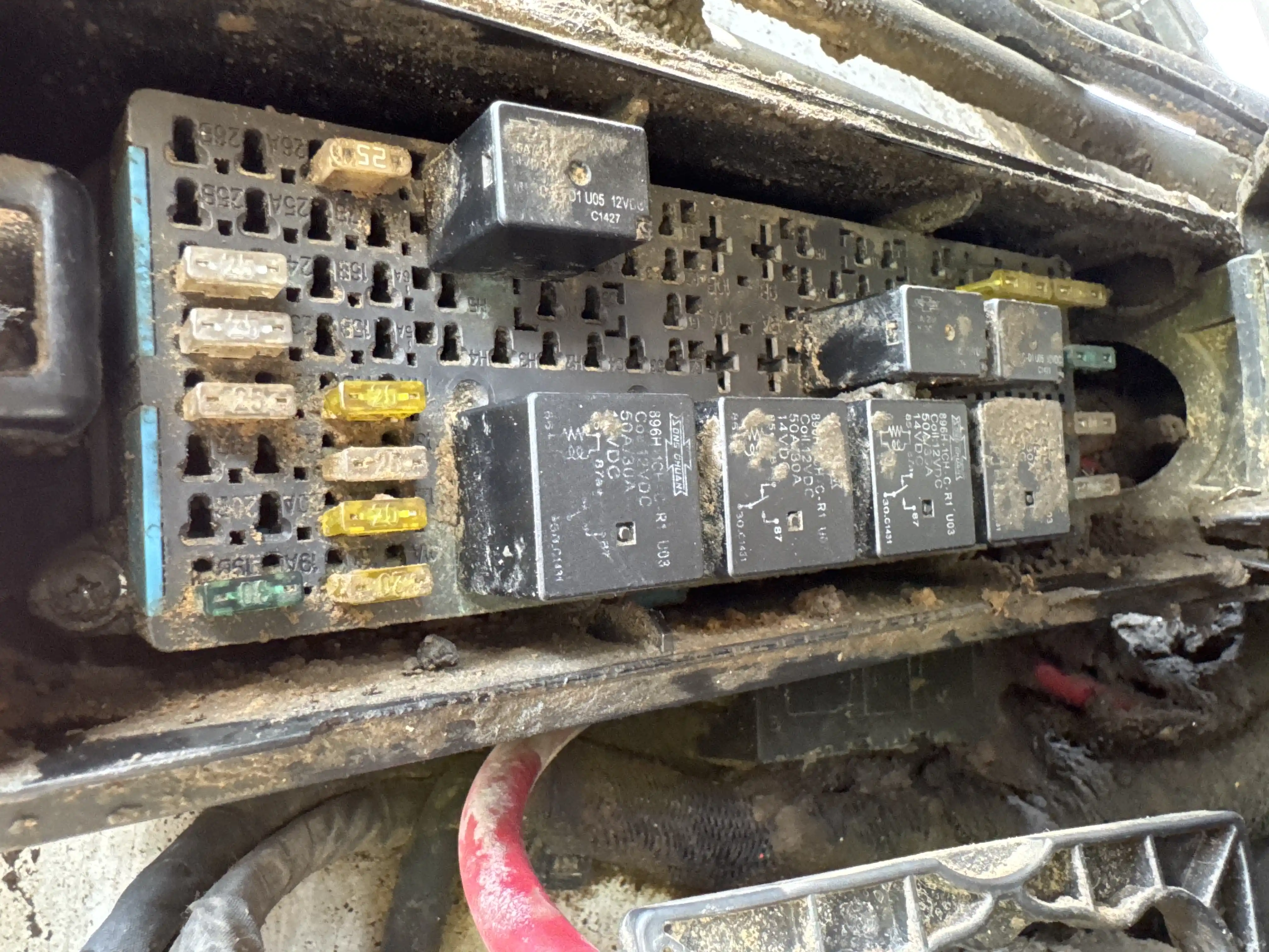 SSL-010-Bobcat-S450-skid-steer-loader-inspection-electronics-fuse-box