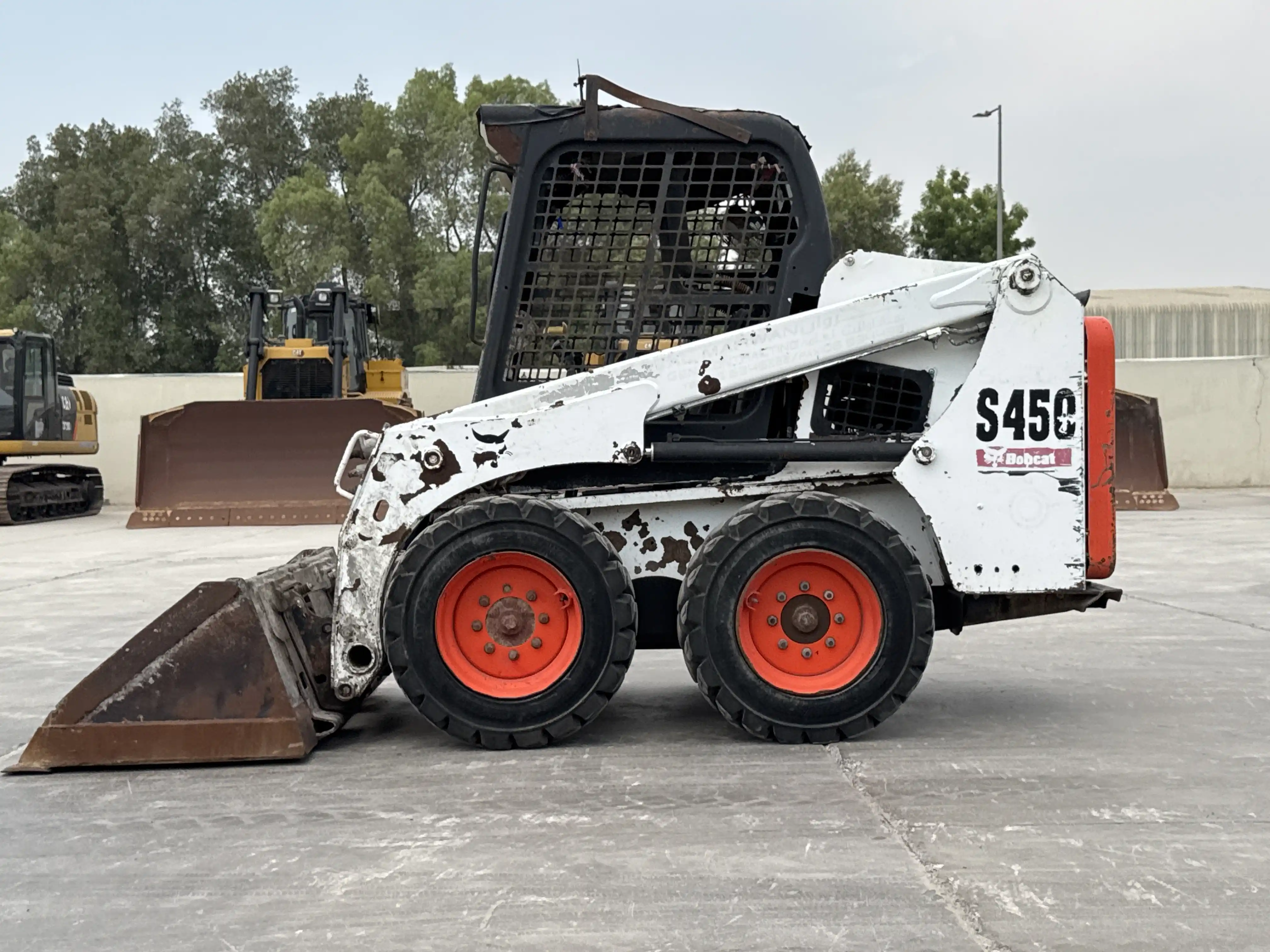 SSL-010-Bobcat-S450-skid-steer-loader-inspection-structure-paint