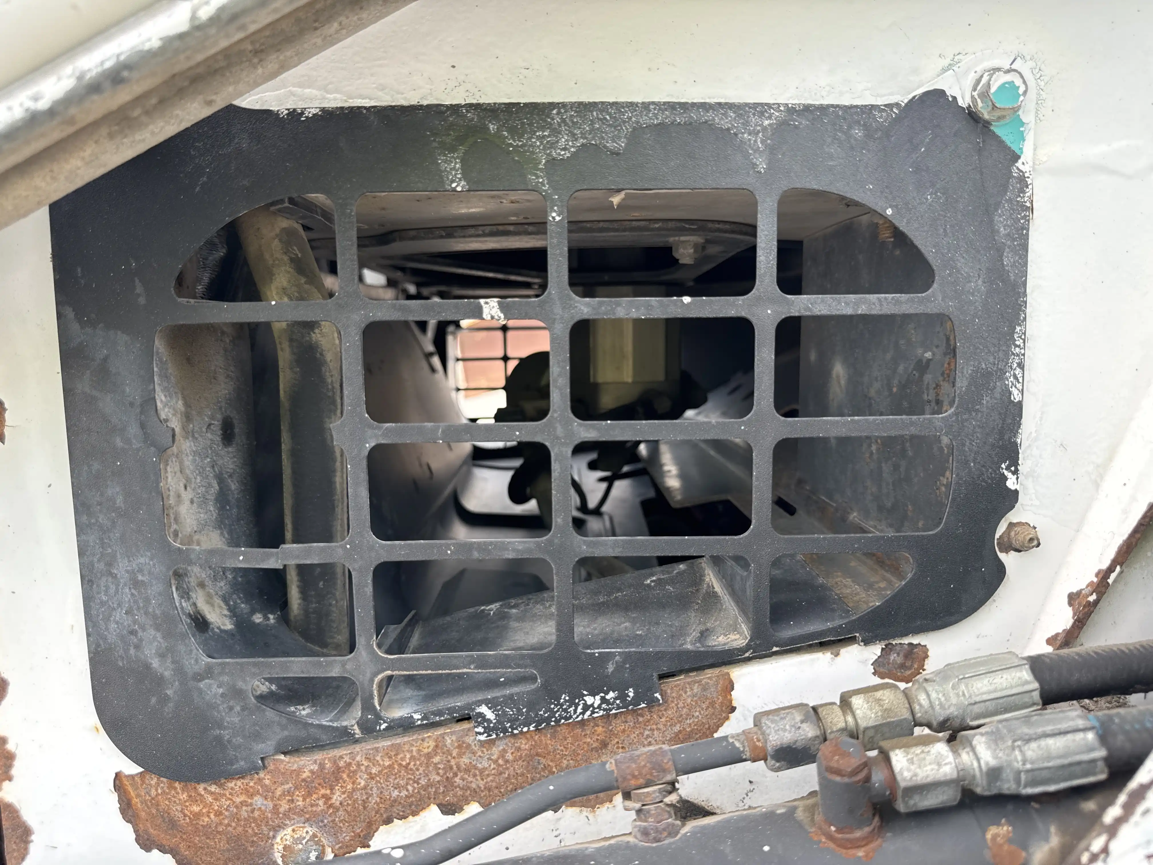 SSL-010-Bobcat-S450-skid-steer-loader-inspection-structure-sheet-metal-fiberglass