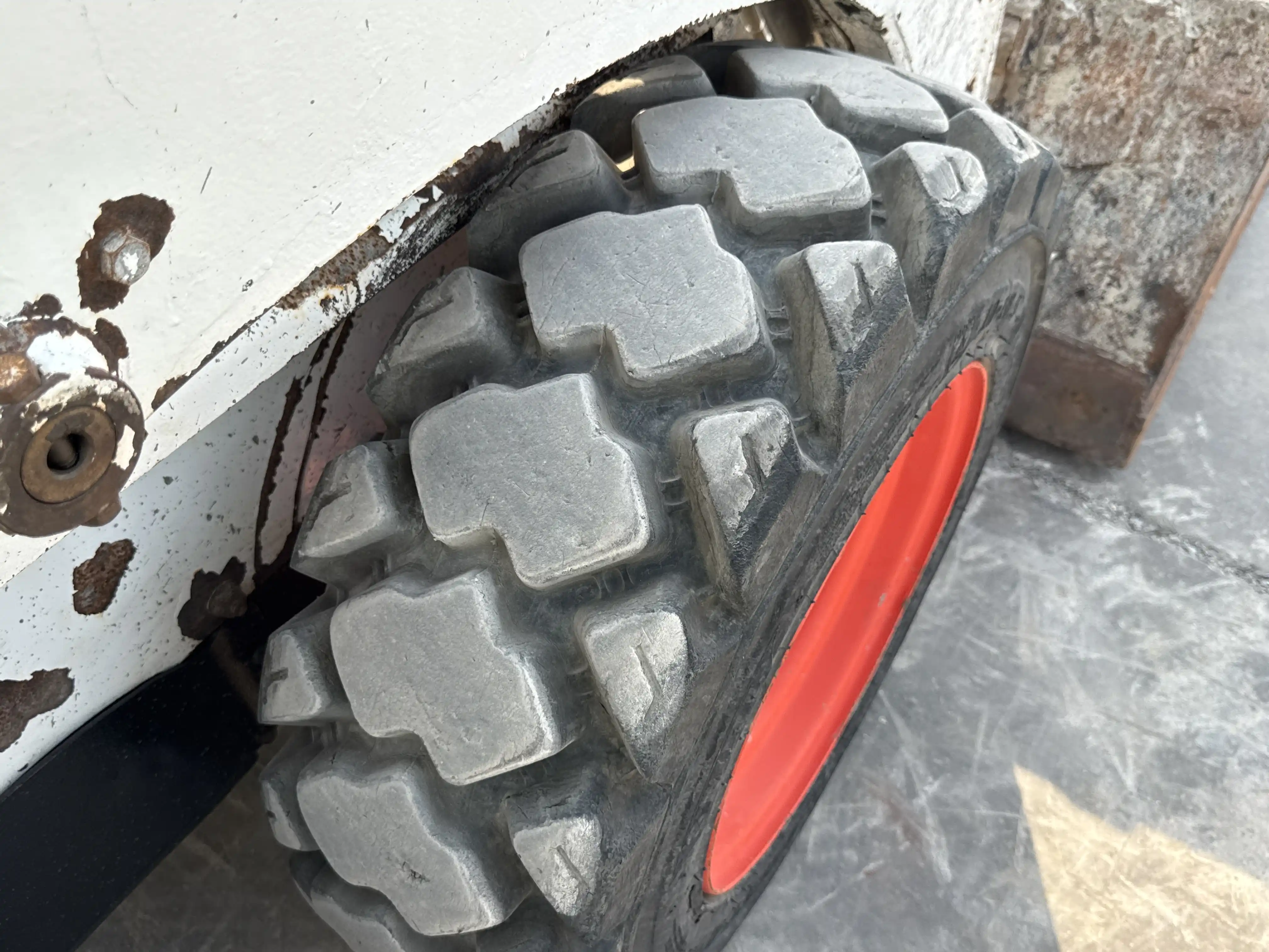 SSL-010-Bobcat-S450-skid-steer-loader-inspection-chassis-right-front-tire-wheel-hub-condition
