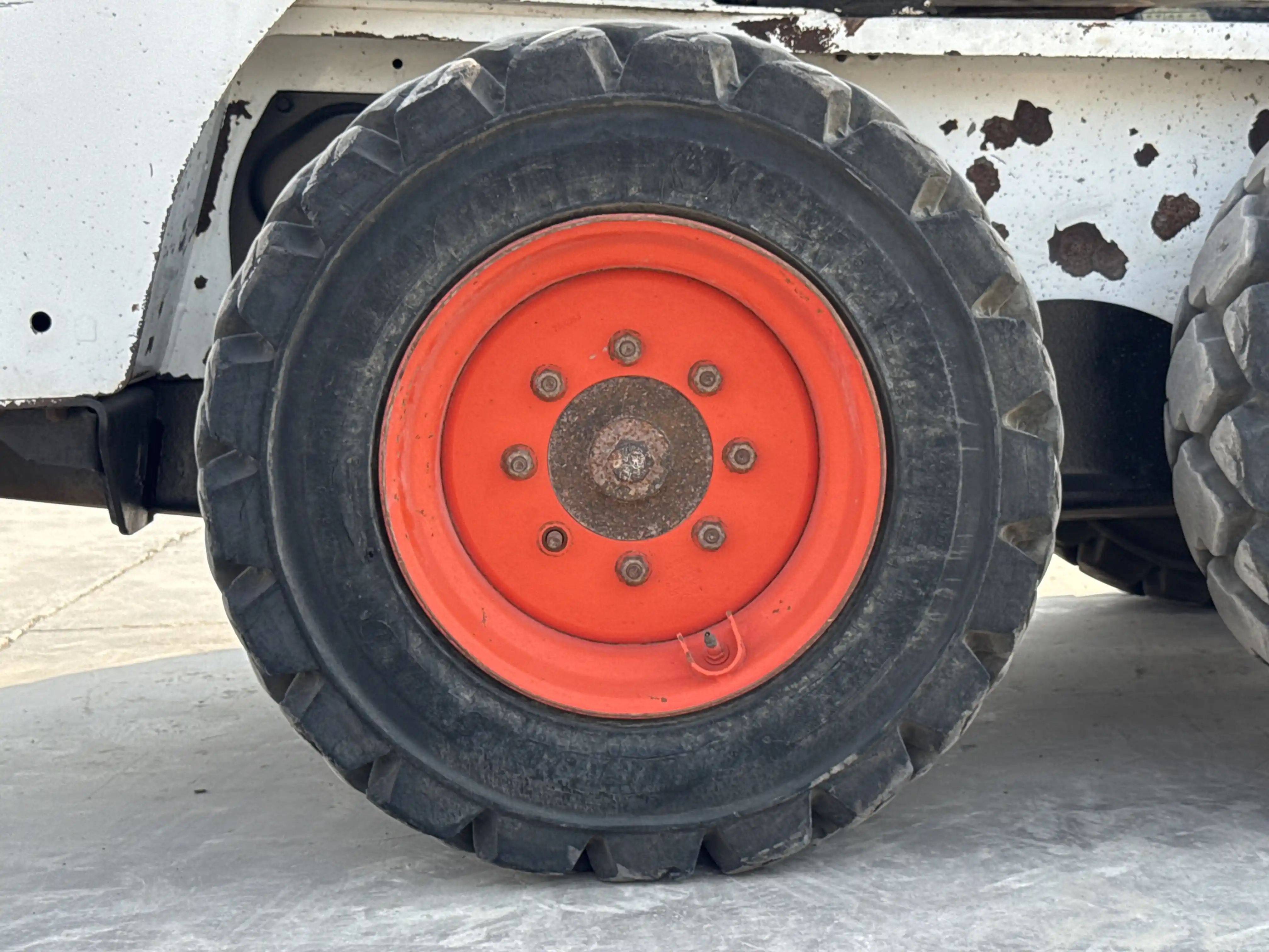 SSL-010-Bobcat-S450-skid-steer-loader-inspection-chassis-right-rear-tire-wheel-hub-condition