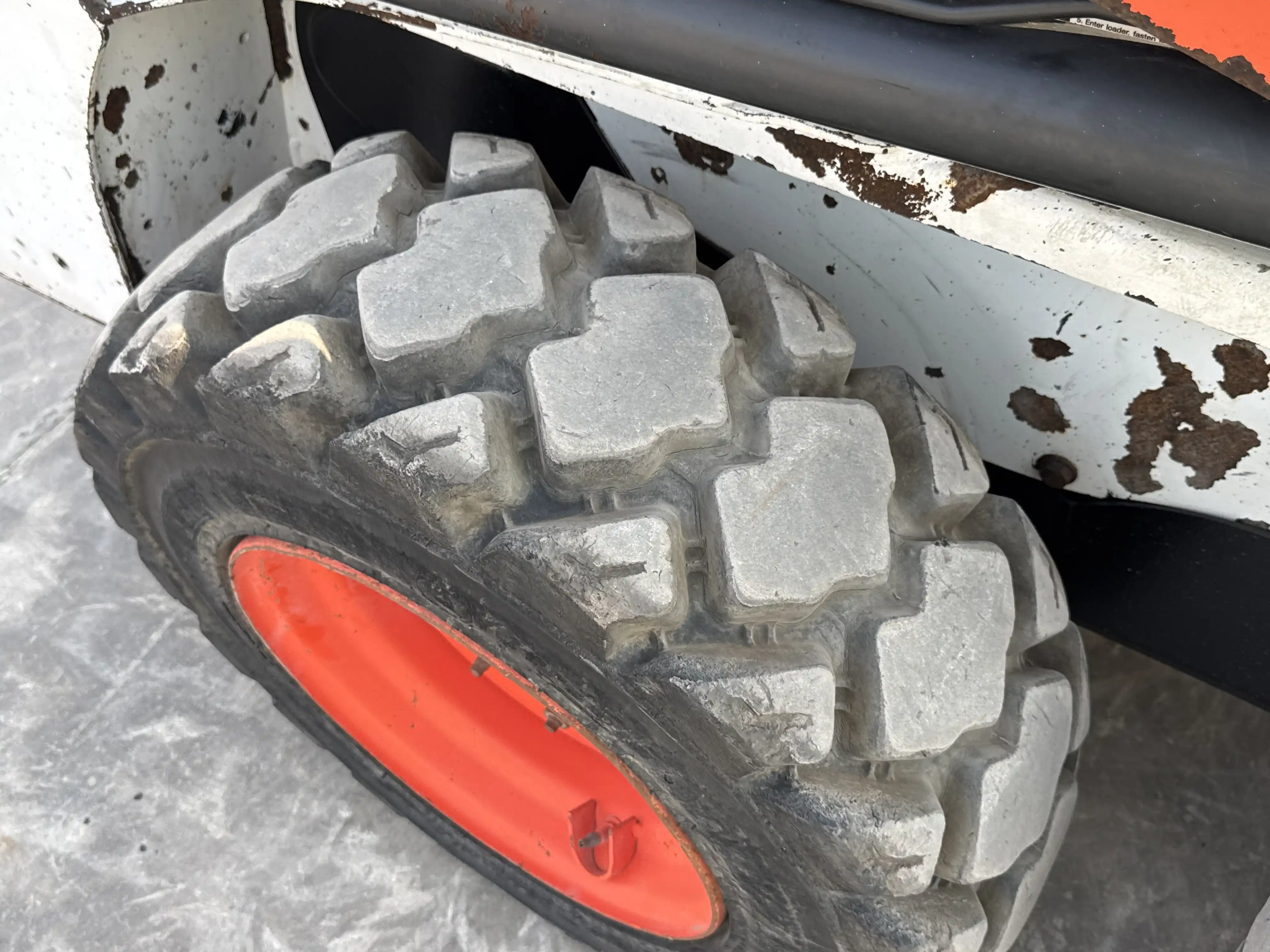 SSL-010-Bobcat-S450-skid-steer-loader-inspection-chassis-right-rear-tire-wheel-hub-condition