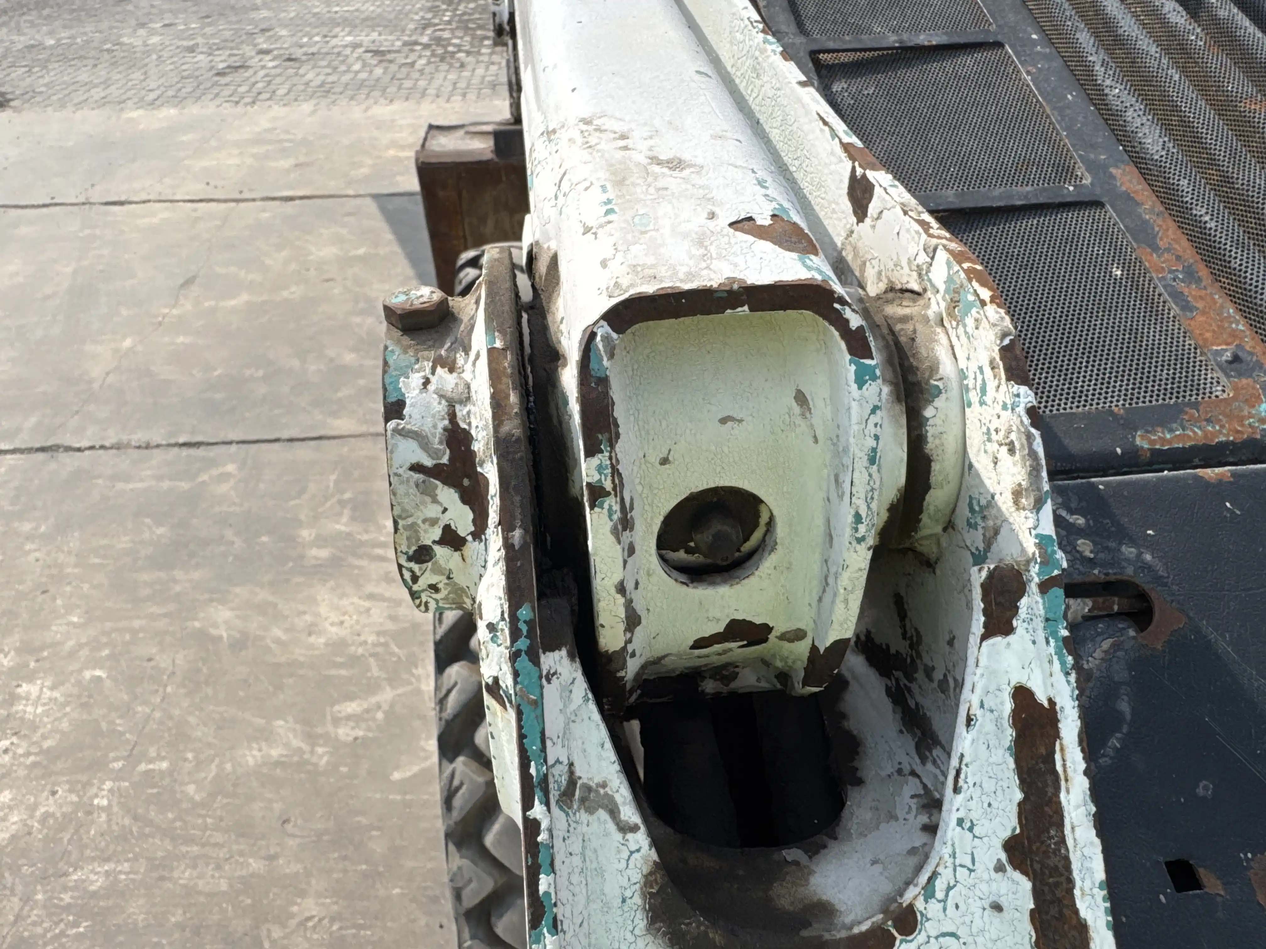 SSL-010-Bobcat-S450-skid-steer-loader-inspection-chassis-lift-arm-base-pin-and-bushings