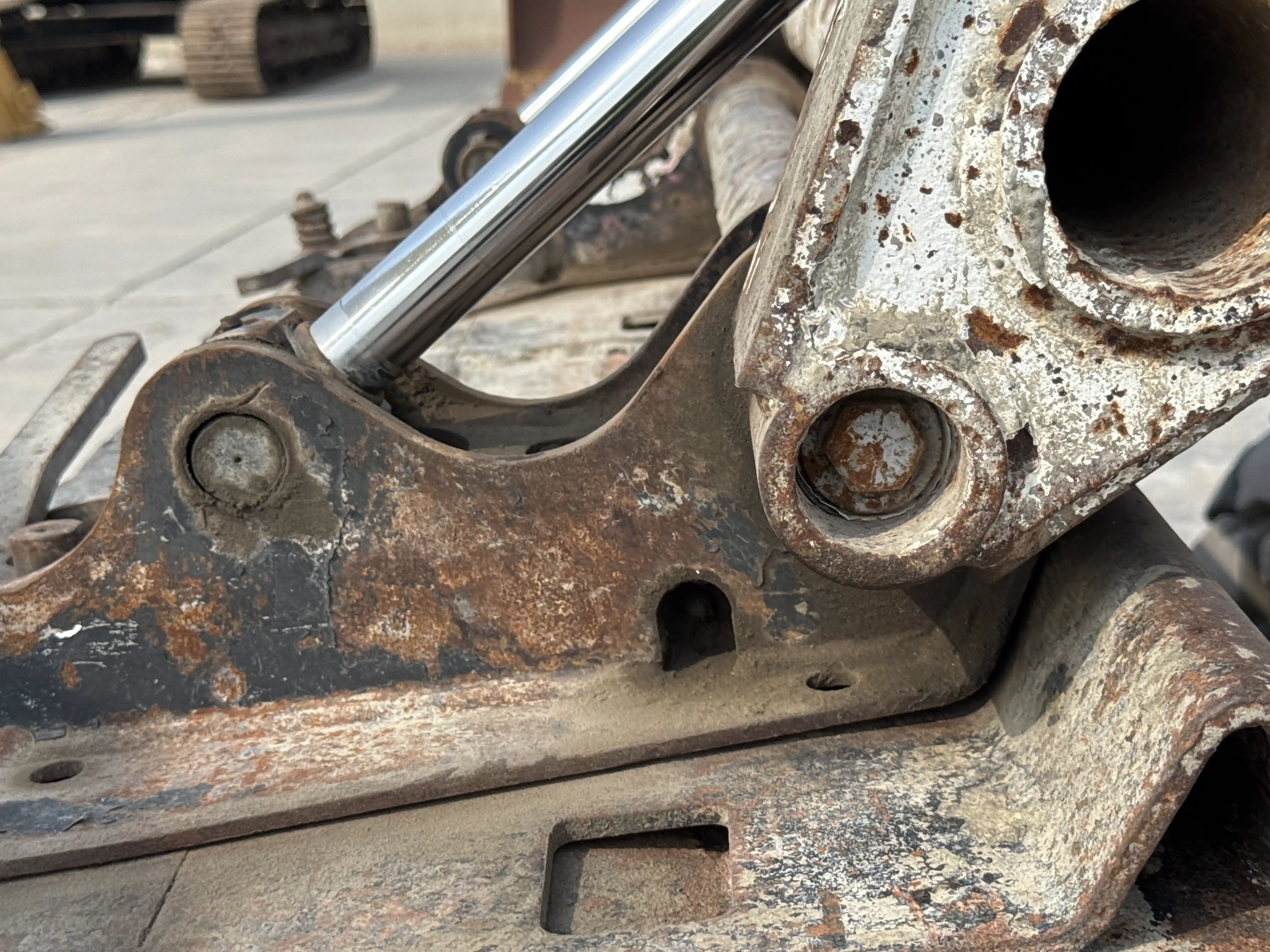 SSL-010-Bobcat-S450-skid-steer-loader-inspection-chassis-pins-and-bushings-lift-arm-to-bucket