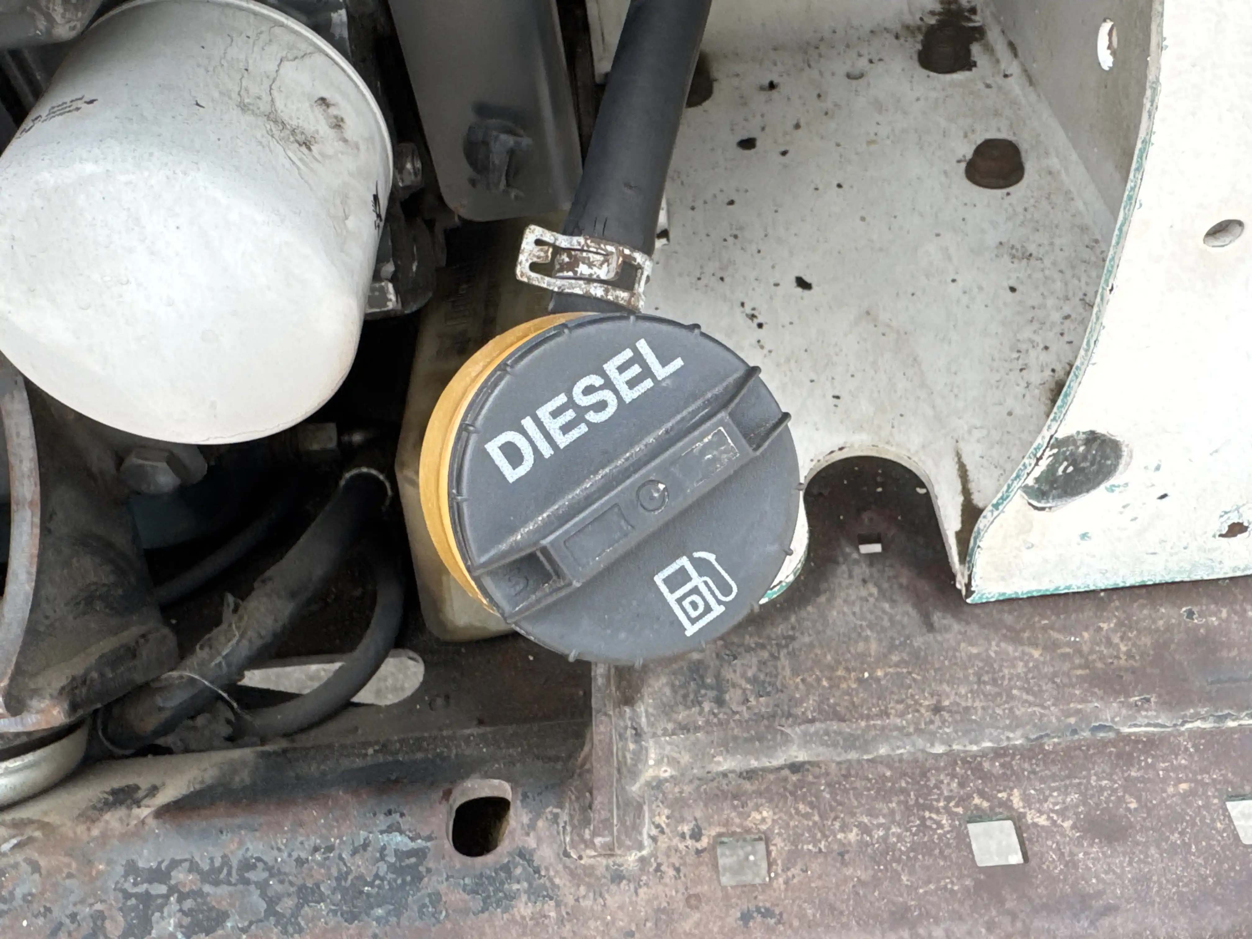 SSL-010-Bobcat-S450-skid-steer-loader-inspection-engine-fuel-tank