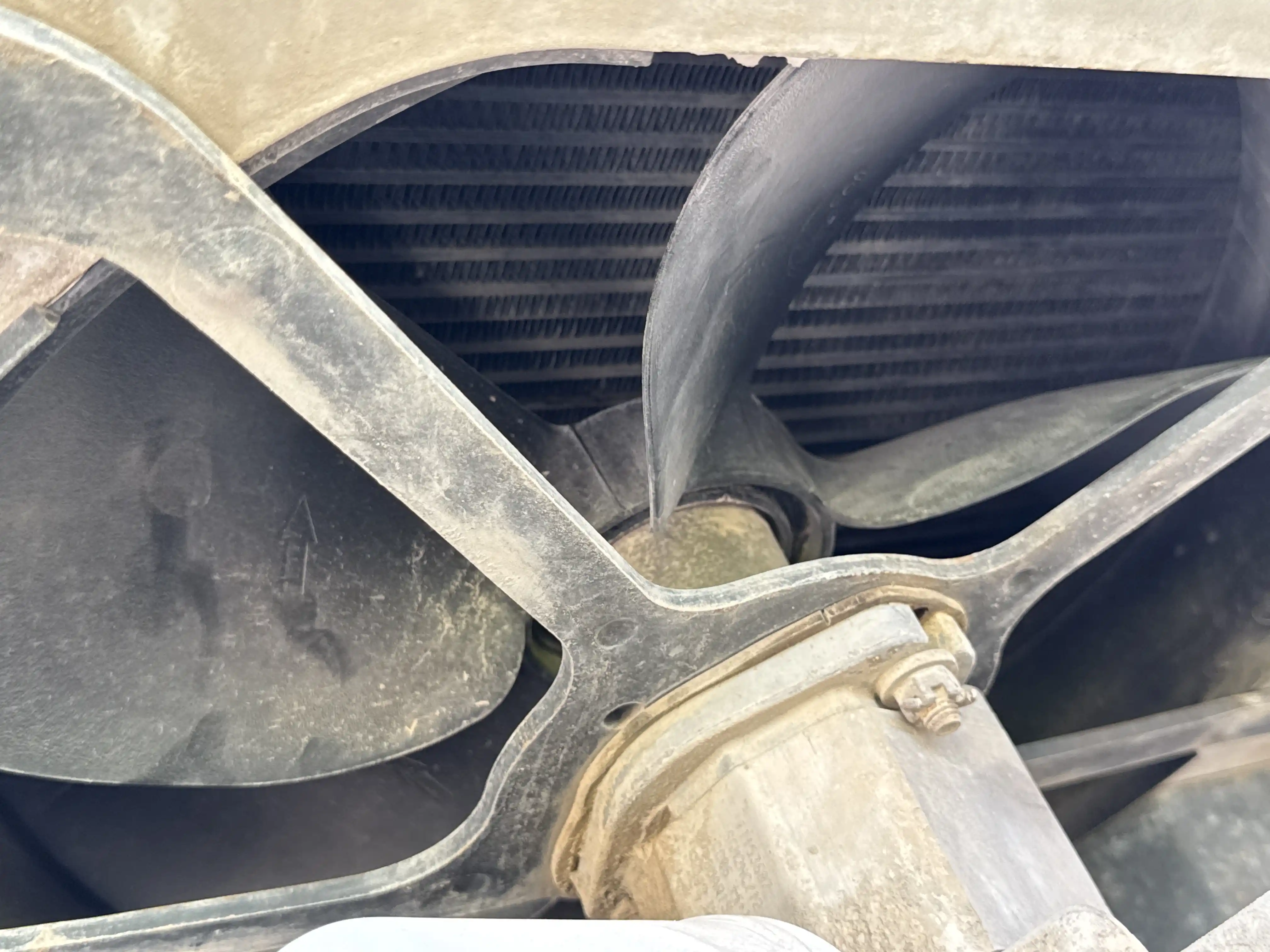 SSL-010-Bobcat-S450-skid-steer-loader-inspection-engine-cooling-fan-and-fan-guard