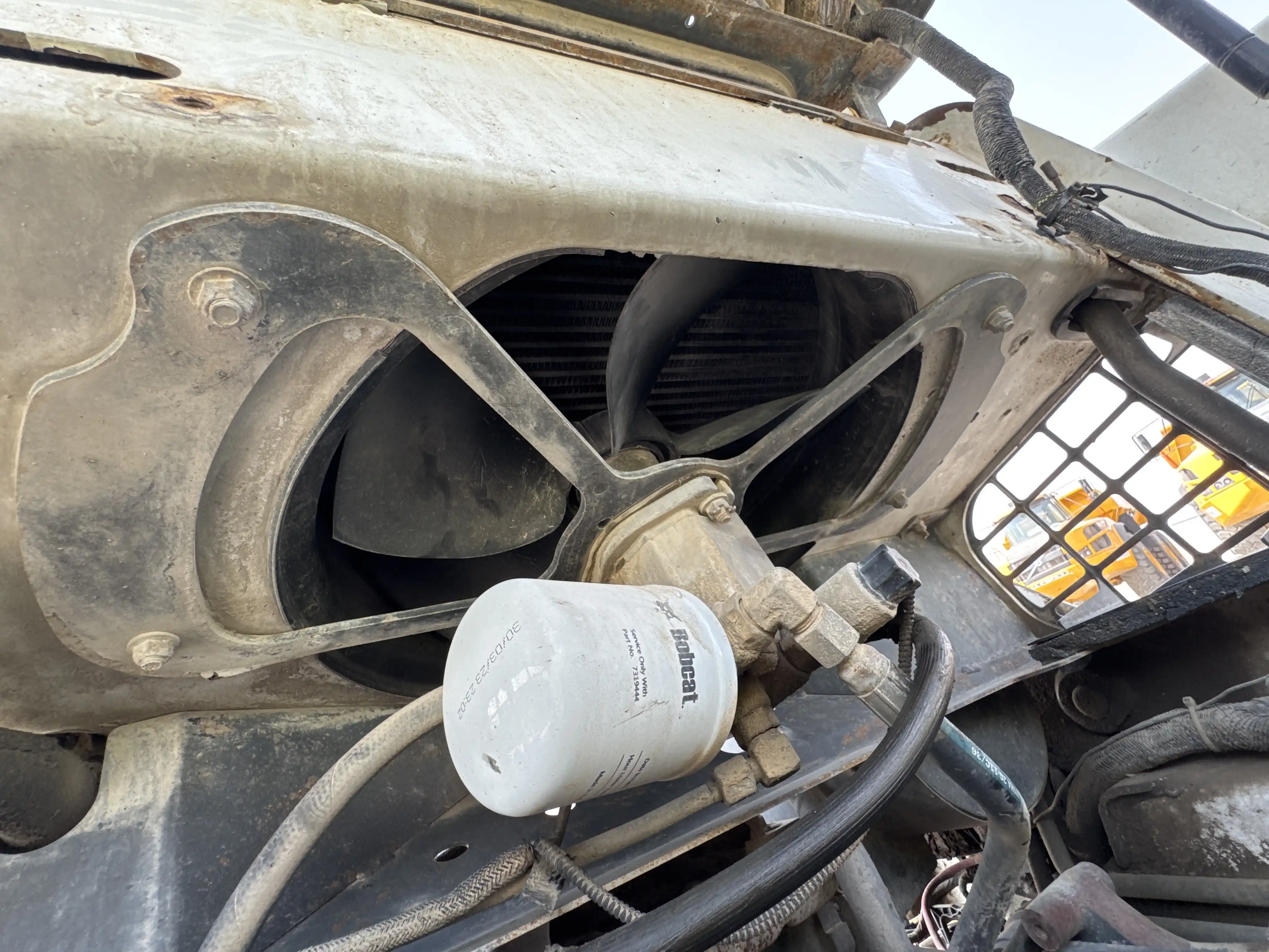 SSL-010-Bobcat-S450-skid-steer-loader-inspection-engine-cooling-fan-and-fan-guard