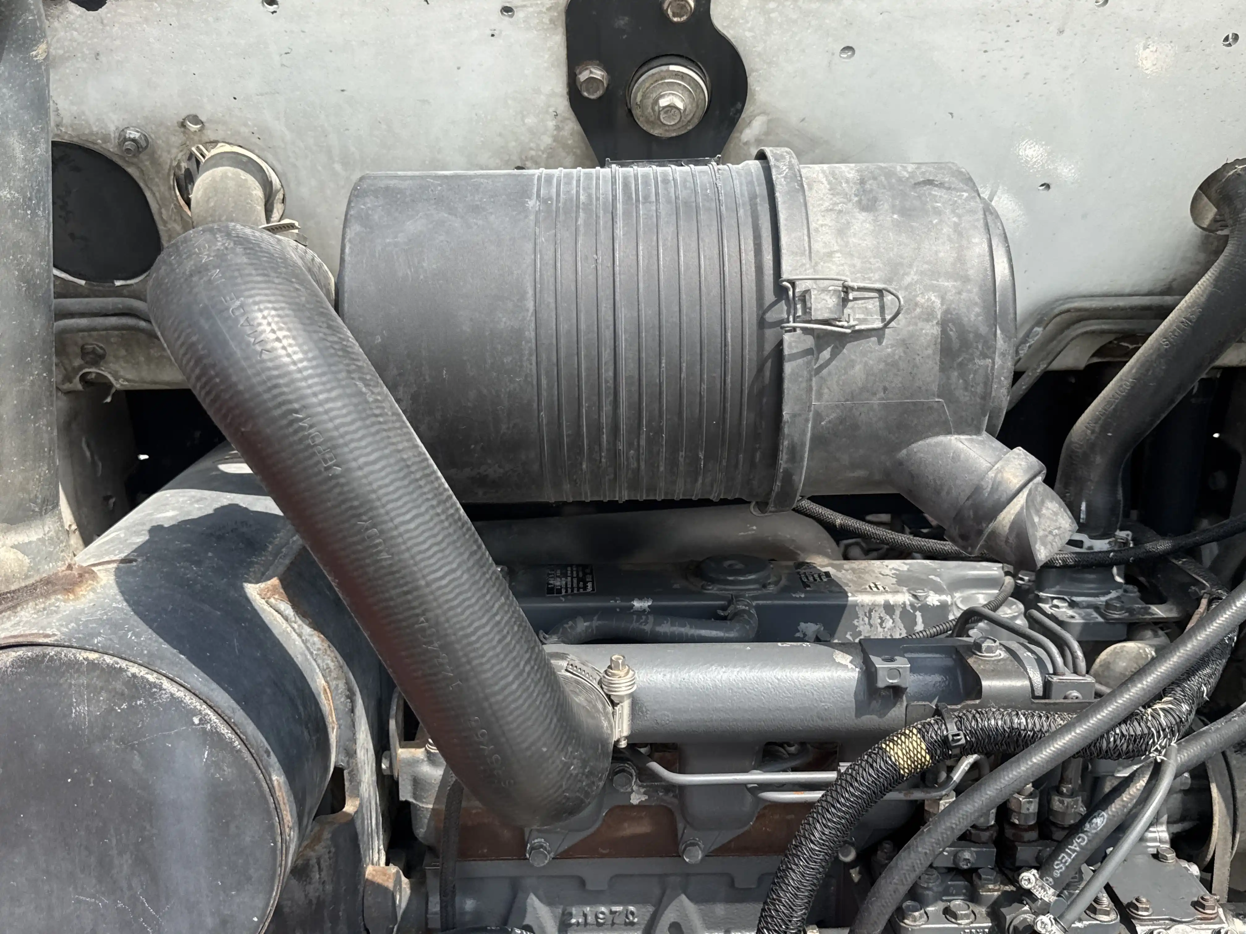 SSL-010-Bobcat-S450-skid-steer-loader-inspection-engine-air-intake-system