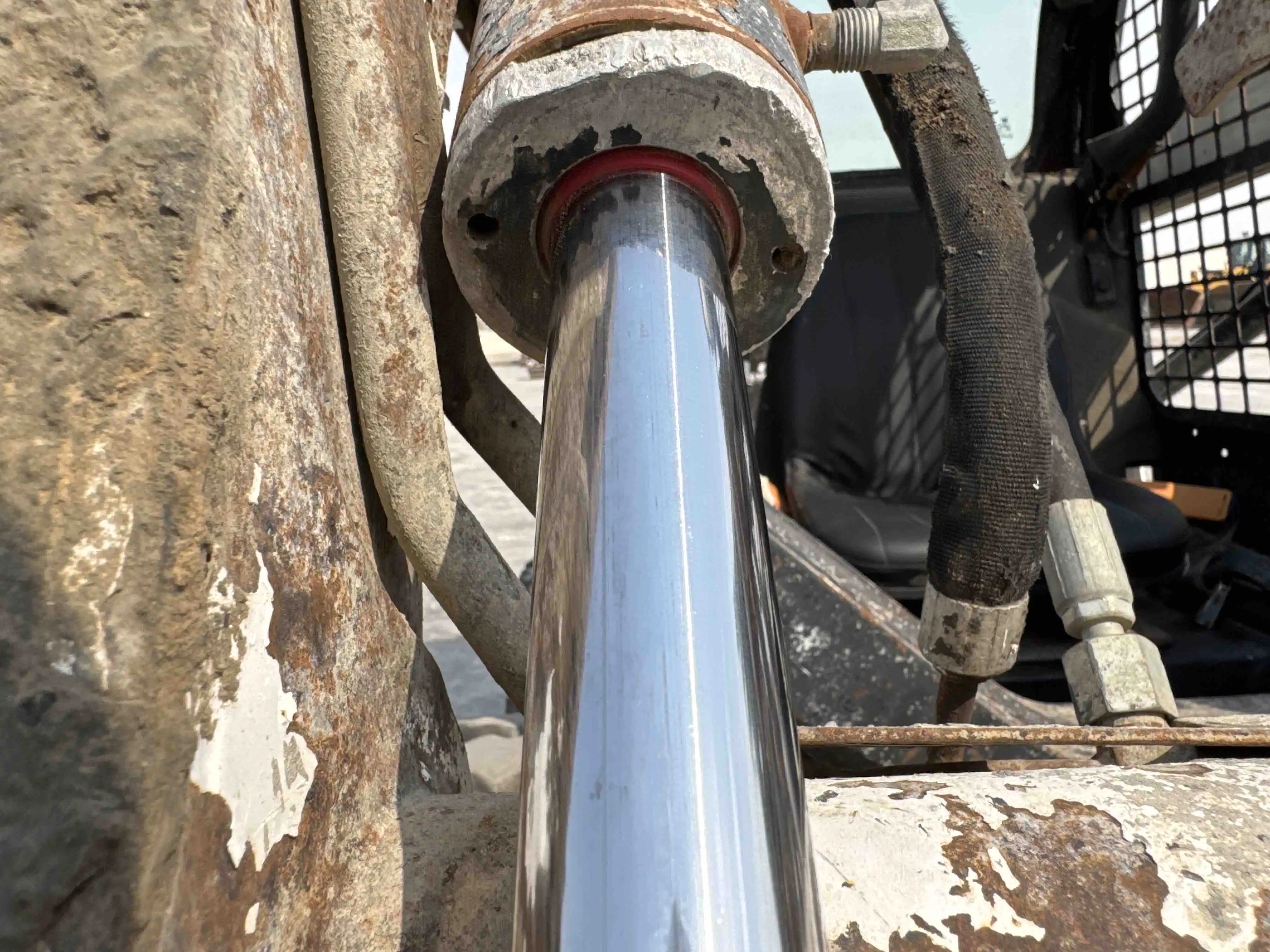 SSL-010-Bobcat-S450-skid-steer-loader-inspection-hydraulics-bucket-tilt-cylinders