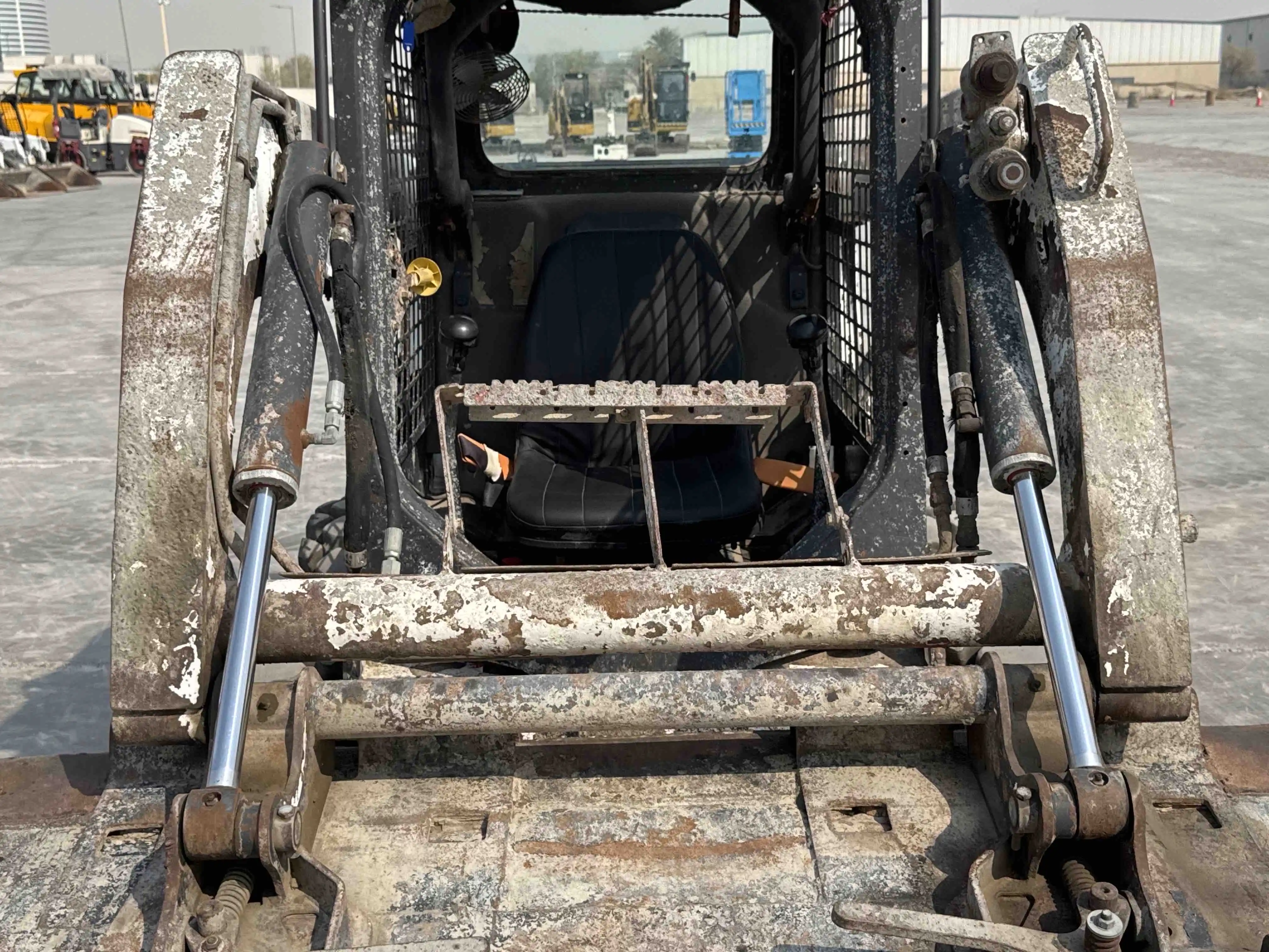SSL-010-Bobcat-S450-skid-steer-loader-inspection-hydraulics-bucket-tilt-cylinders