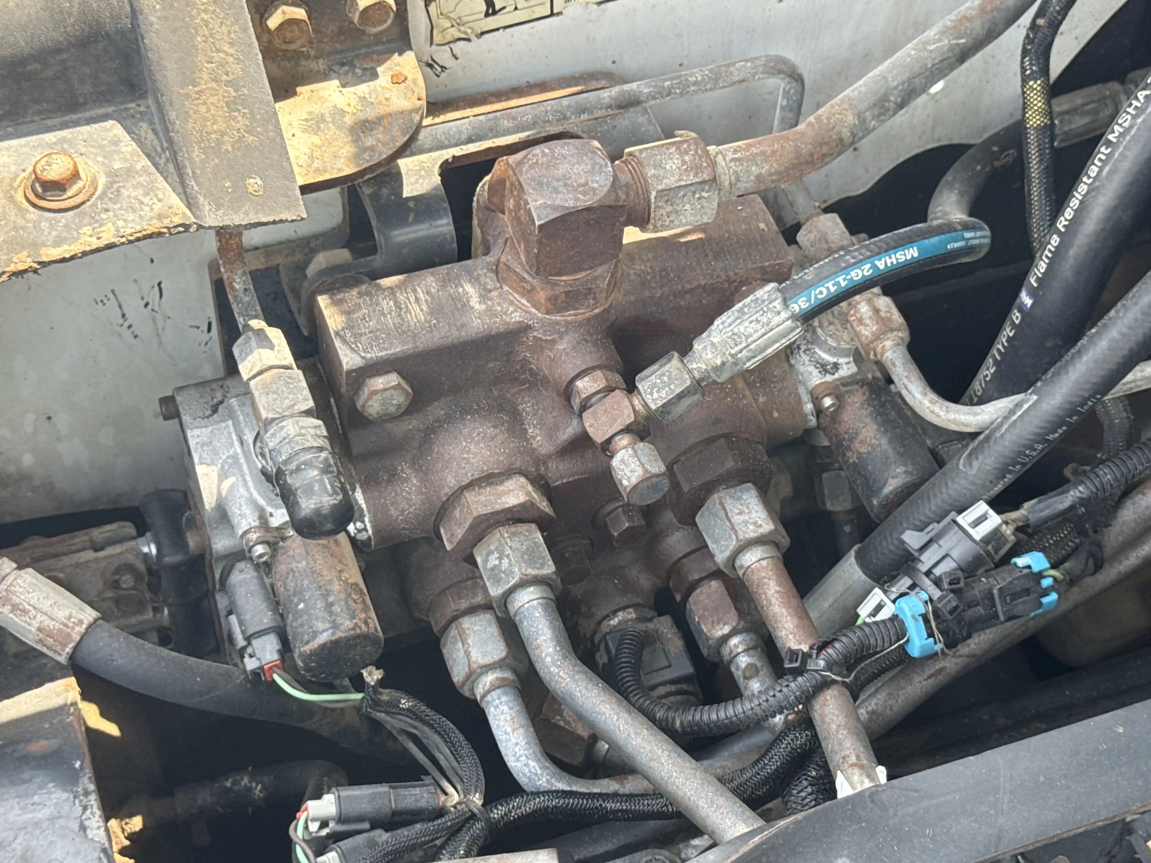 SSL-010-Bobcat-S450-skid-steer-loader-inspection-hydraulics-main-control-valve-MCV