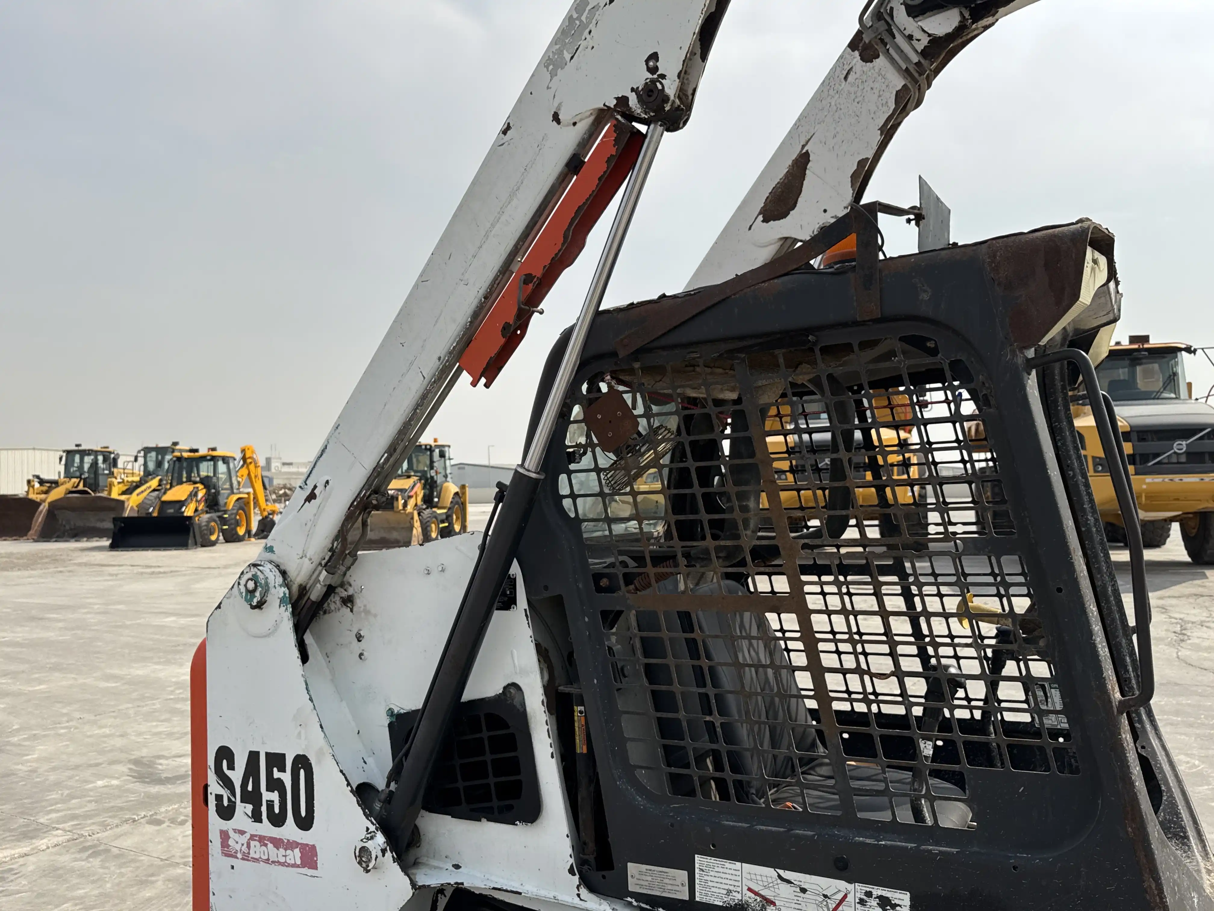 SSL-010-Bobcat-S450-skid-steer-loader-inspection-hydraulics-loader-lift-cylinder