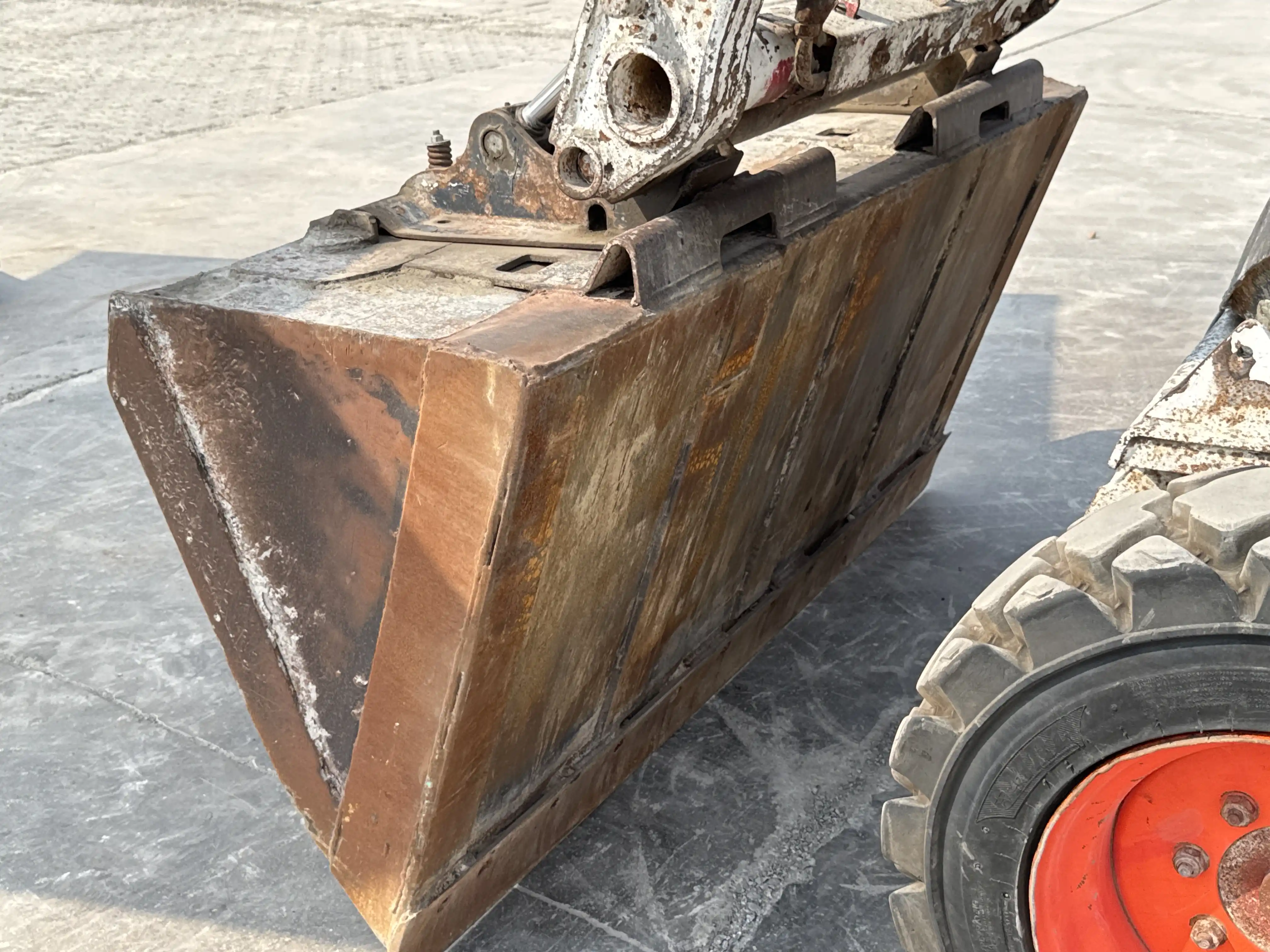 SSL-010-Bobcat-S450-skid-steer-loader-inspection-attachments-loader-bucket-condition