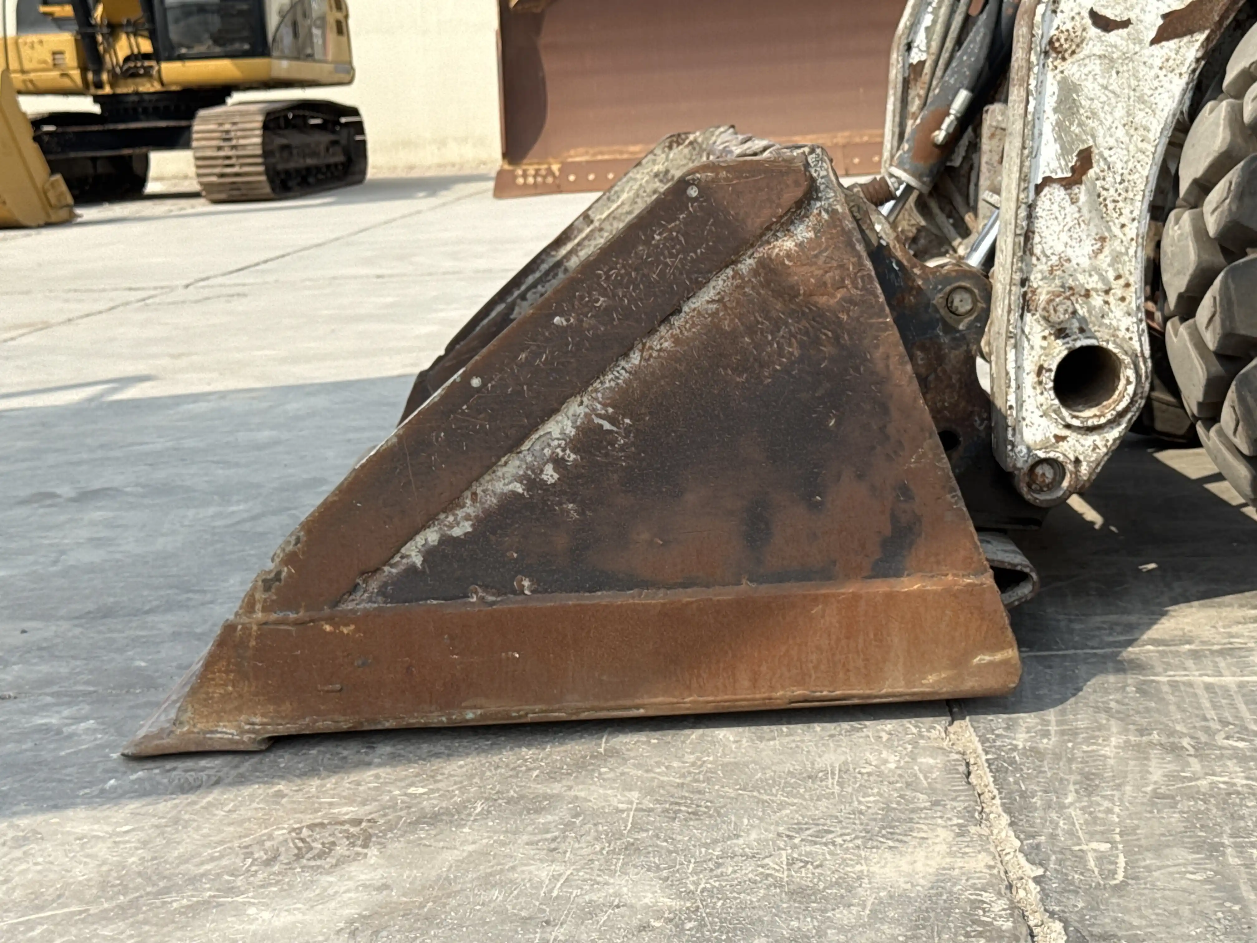 SSL-010-Bobcat-S450-skid-steer-loader-inspection-attachments-loader-bucket-condition