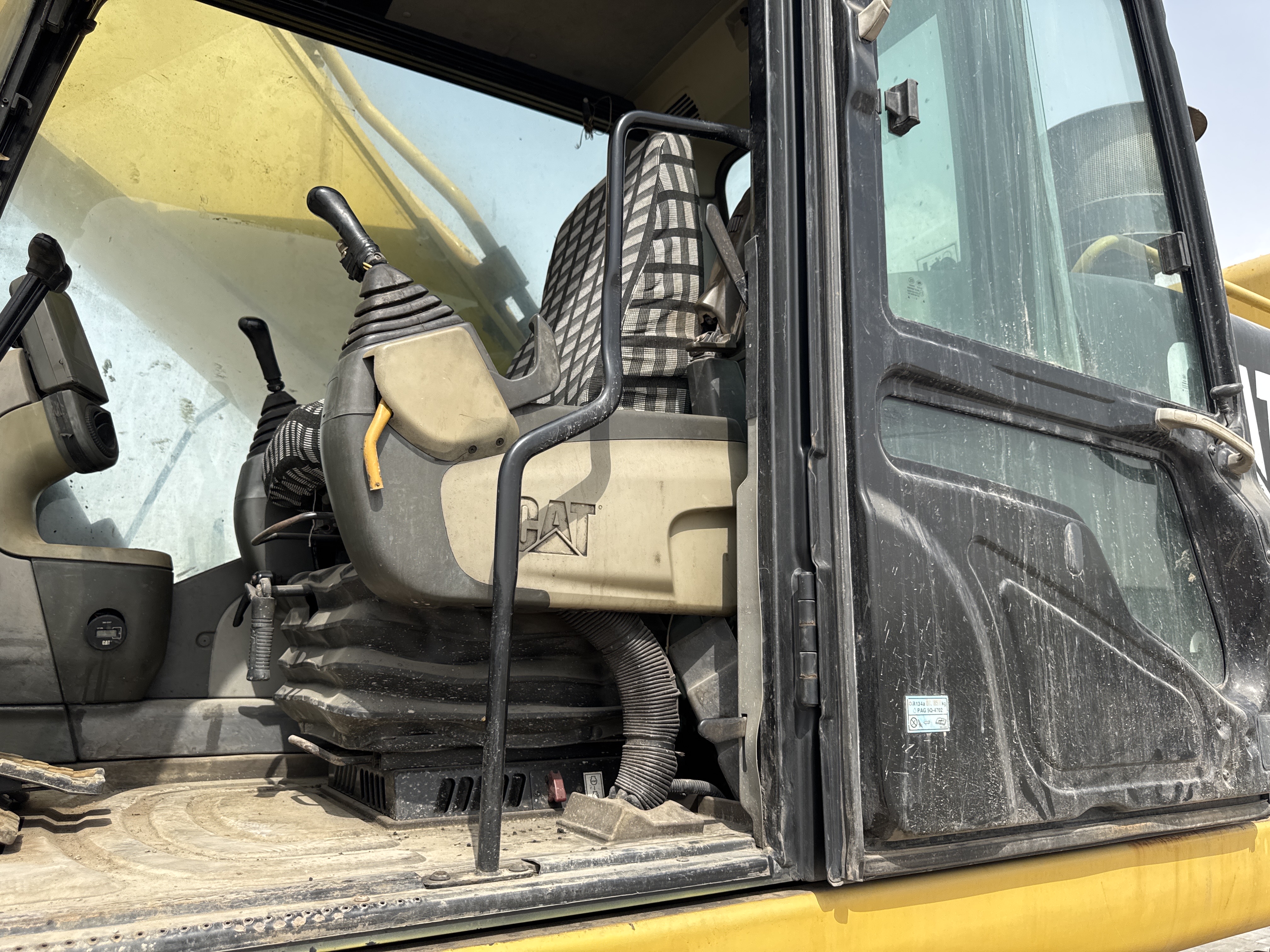 LEX-004-Cat-349D2L-large-excavator-inspection-structure-handrails