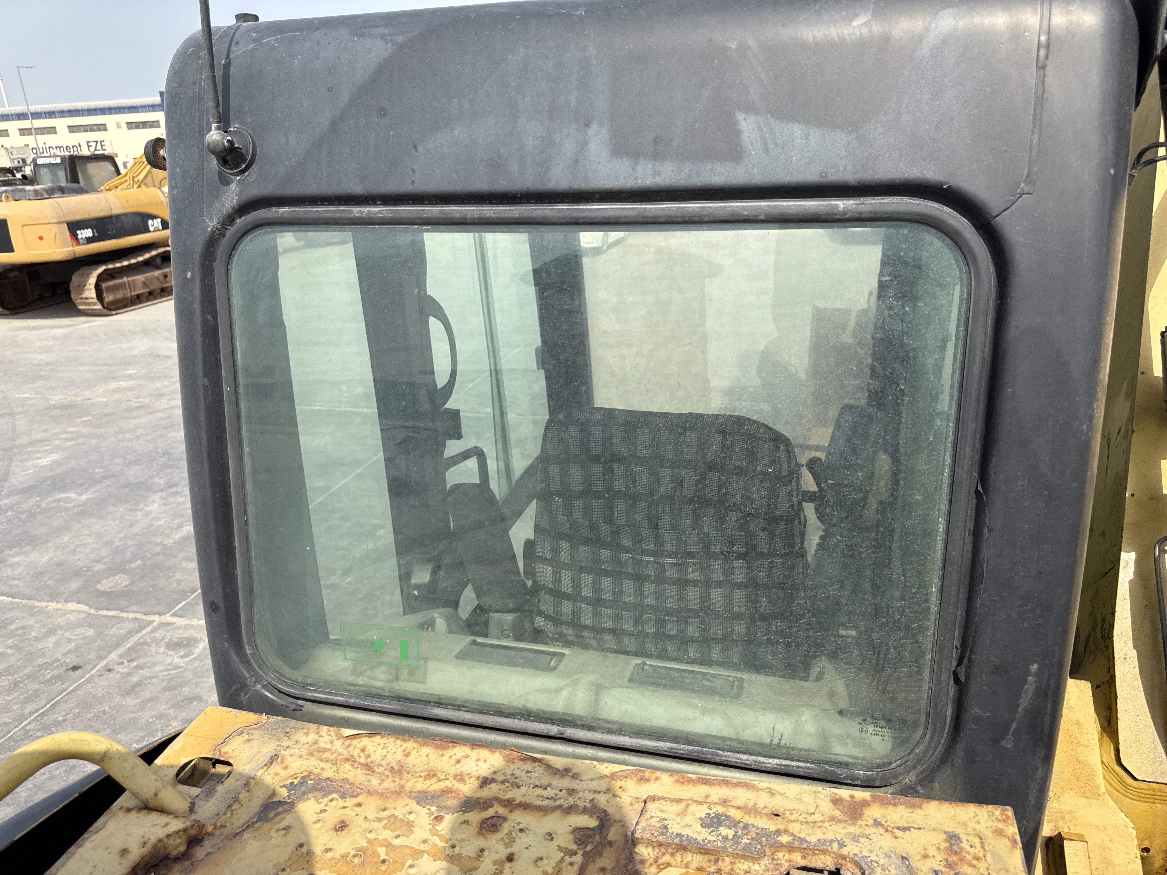 LEX-004-Cat-349D2L-large-excavator-inspection-safety-glass