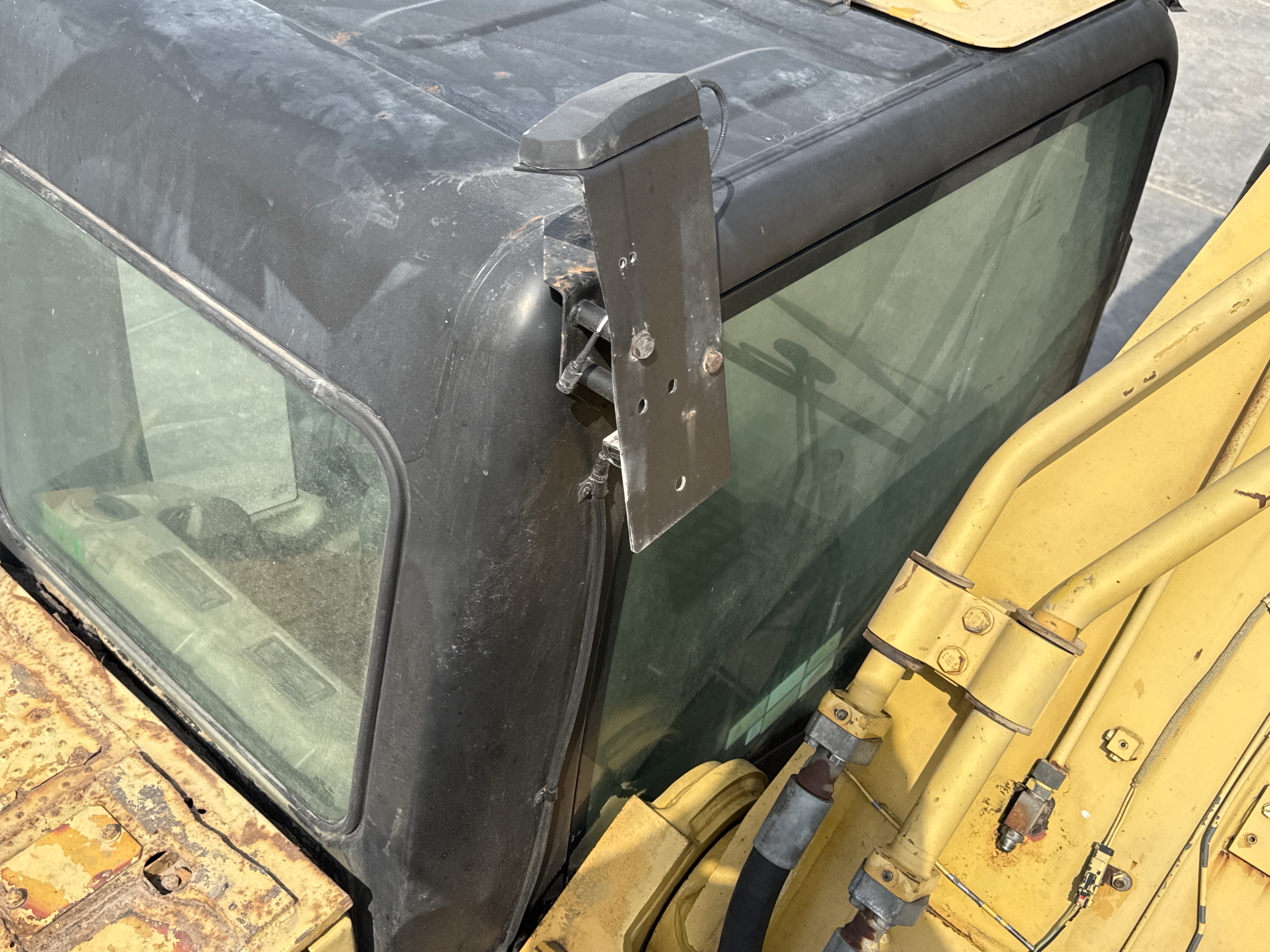 LEX-004-Cat-349D2L-large-excavator-inspection-safety-glass