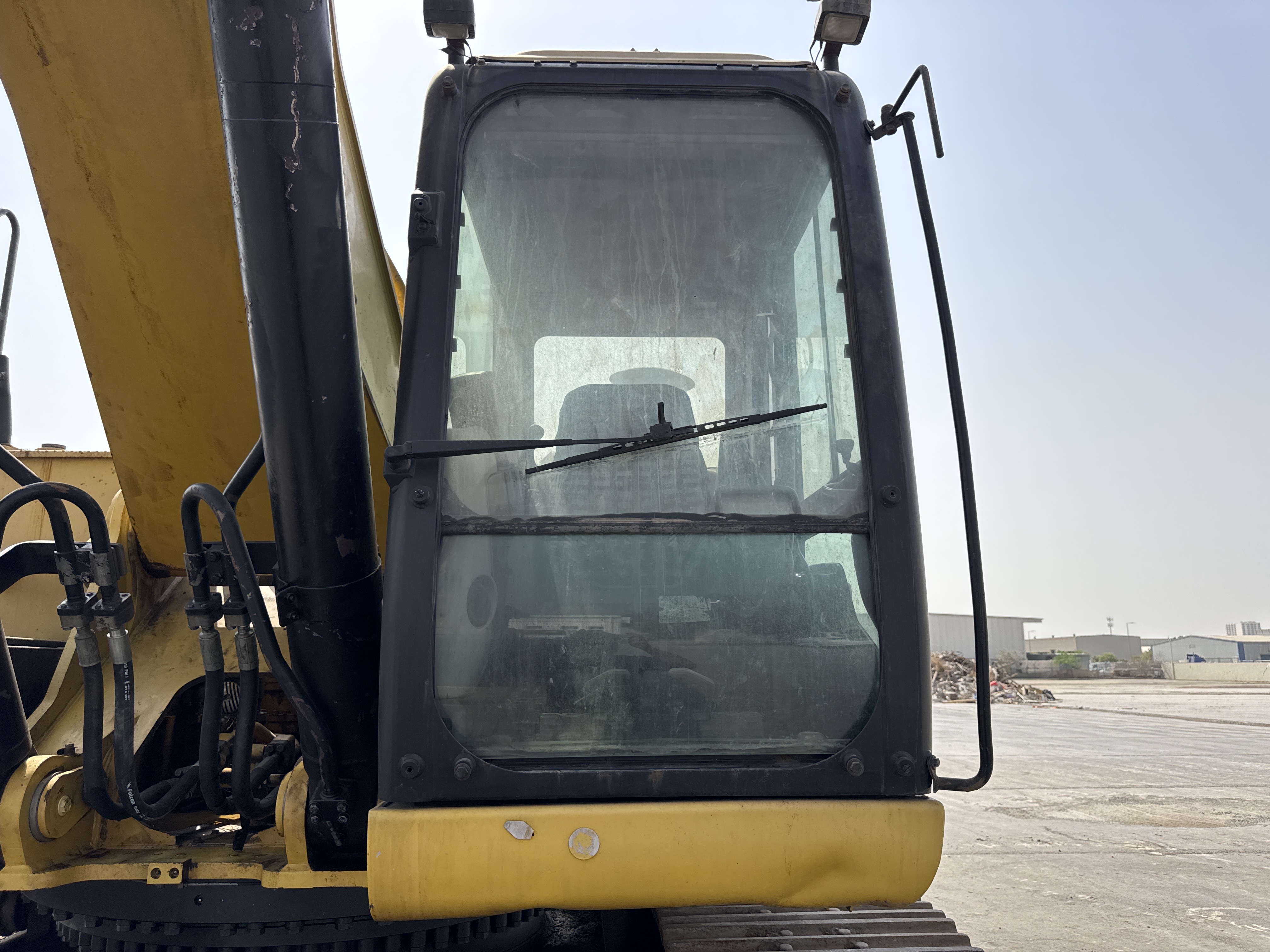 LEX-004-Cat-349D2L-large-excavator-inspection-safety-glass