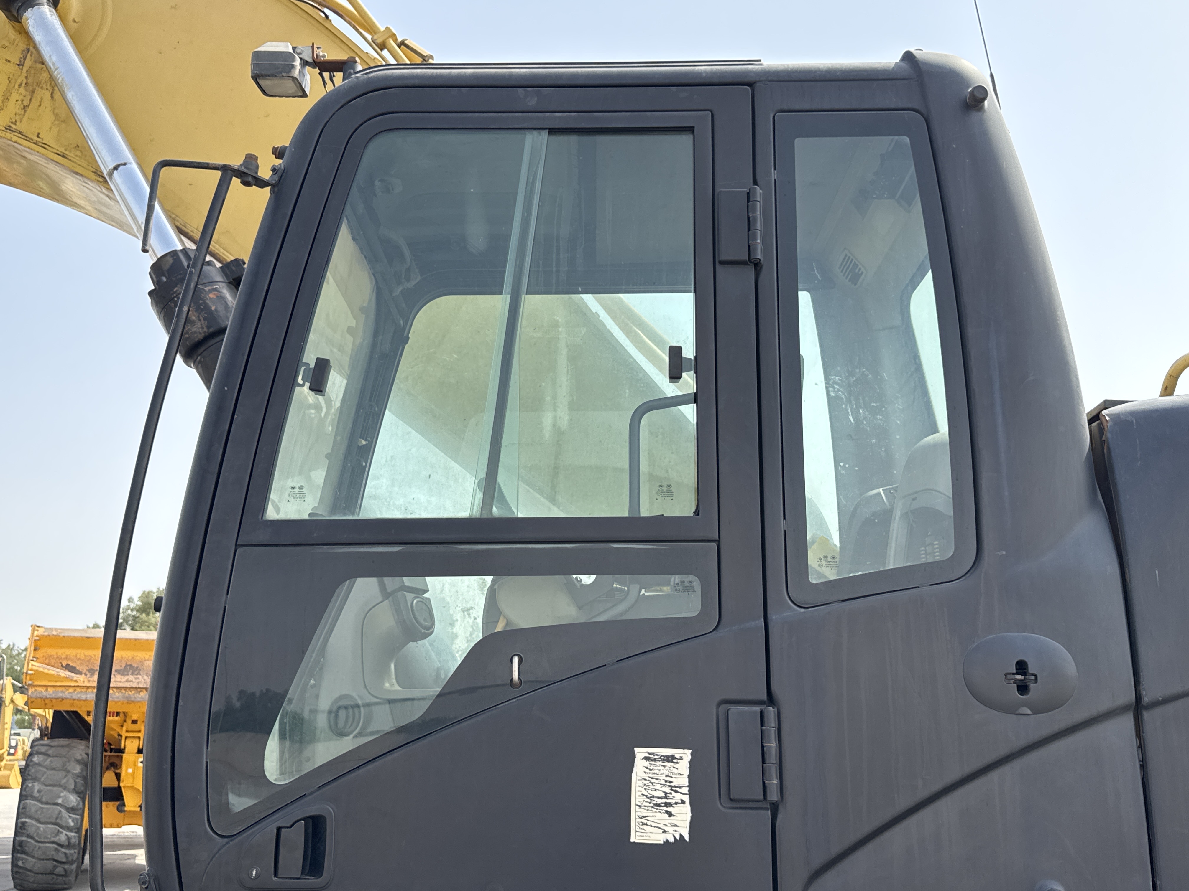 LEX-004-Cat-349D2L-large-excavator-inspection-safety-glass
